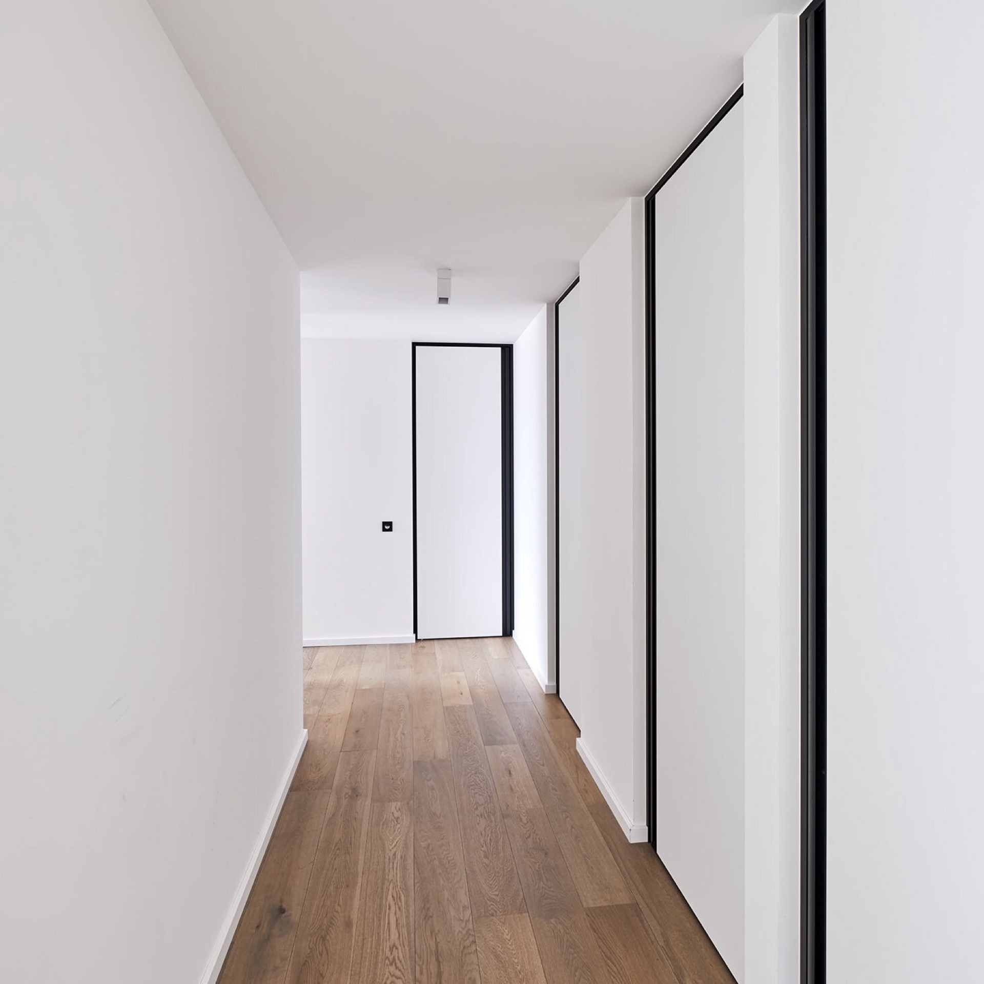 puertas interiores modernas con marco de puerta minimalista: pasillo blanco minimalista con puerta interior de marco negro, Luxury, Design, Exclusive, Modern, Custom Made, Special, Beautiful