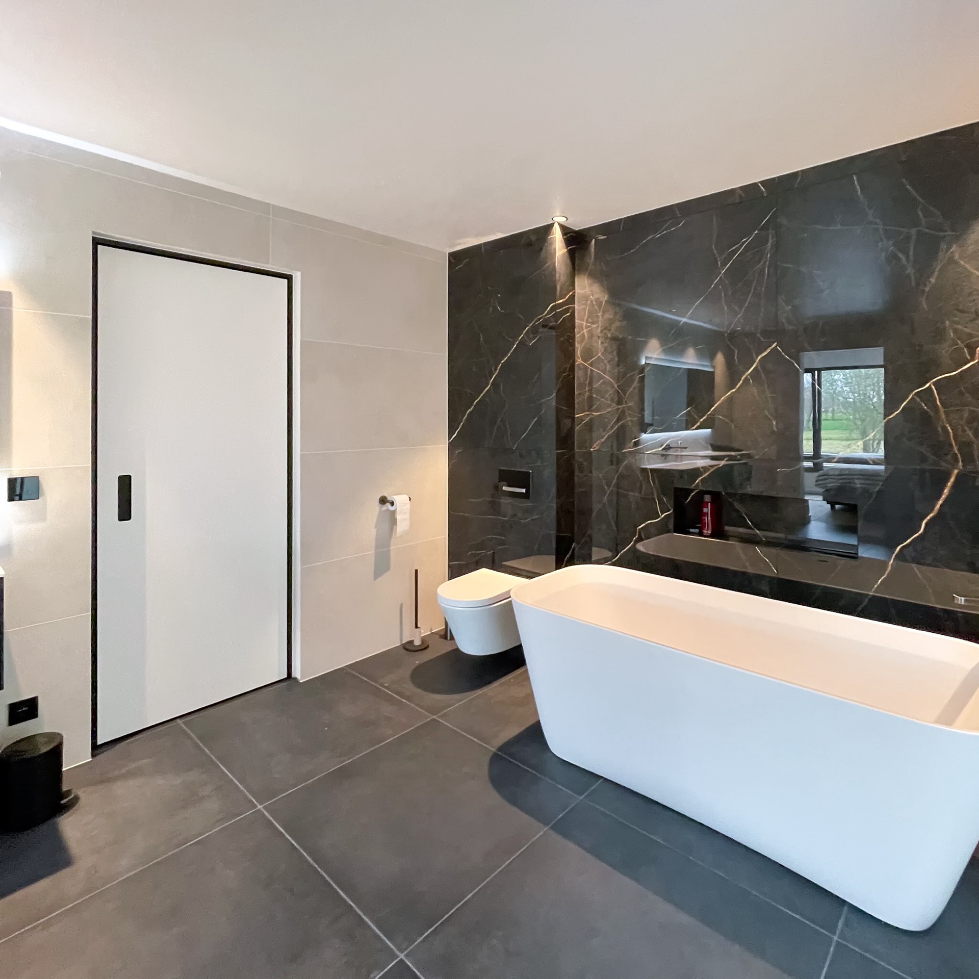 puertas interiores modernas con marco de puerta minimalista: puerta interior blanca con marco negro estrecho junto a pared, Luxury, Design, Exclusive, Modern, Custom Made, Special, Beautiful