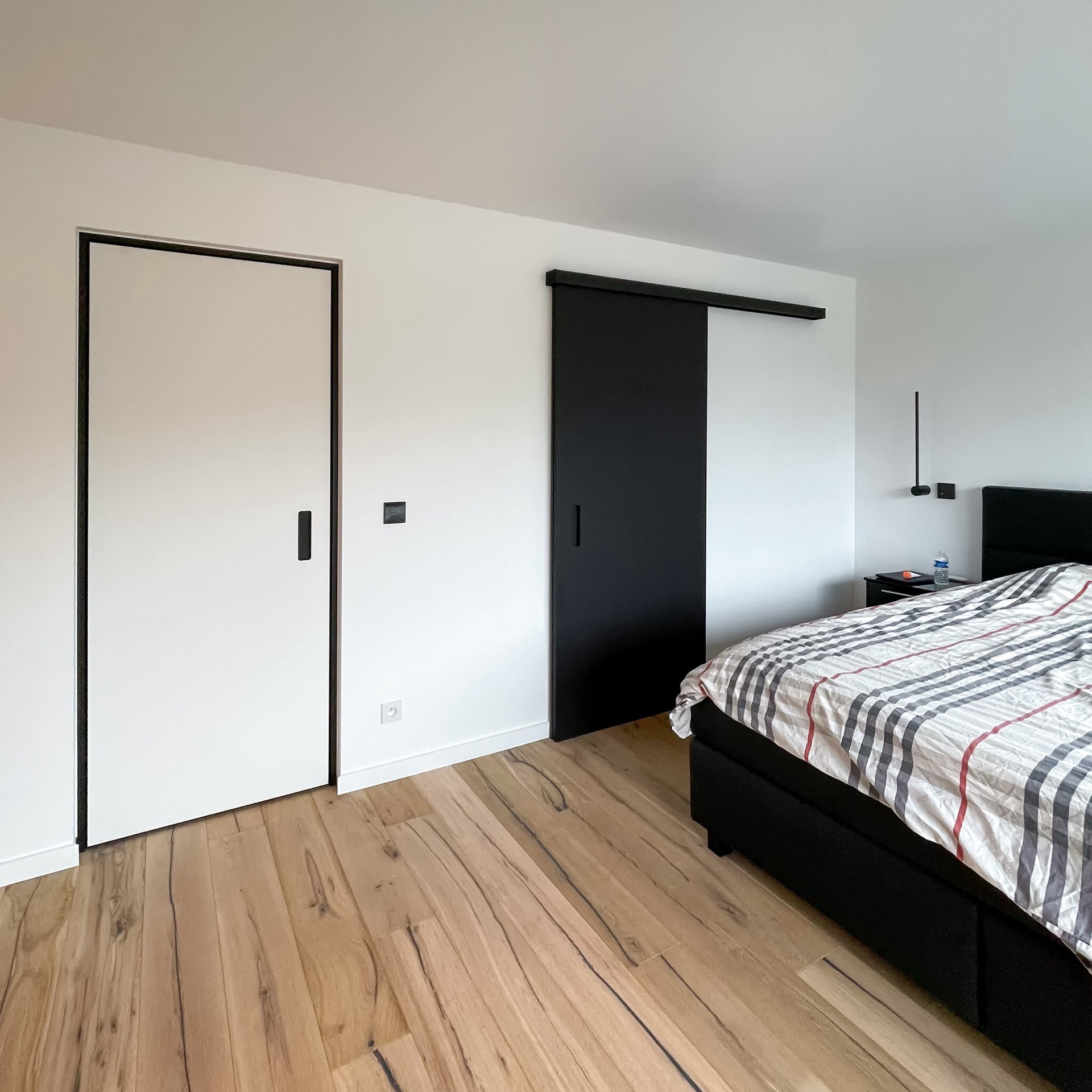 puertas interiores modernas con marco de puerta minimalista: puertas interiores blancas y negras una al lado de la otra con, Luxury, Design, Exclusive, Modern, Custom Made, Special, Beautiful