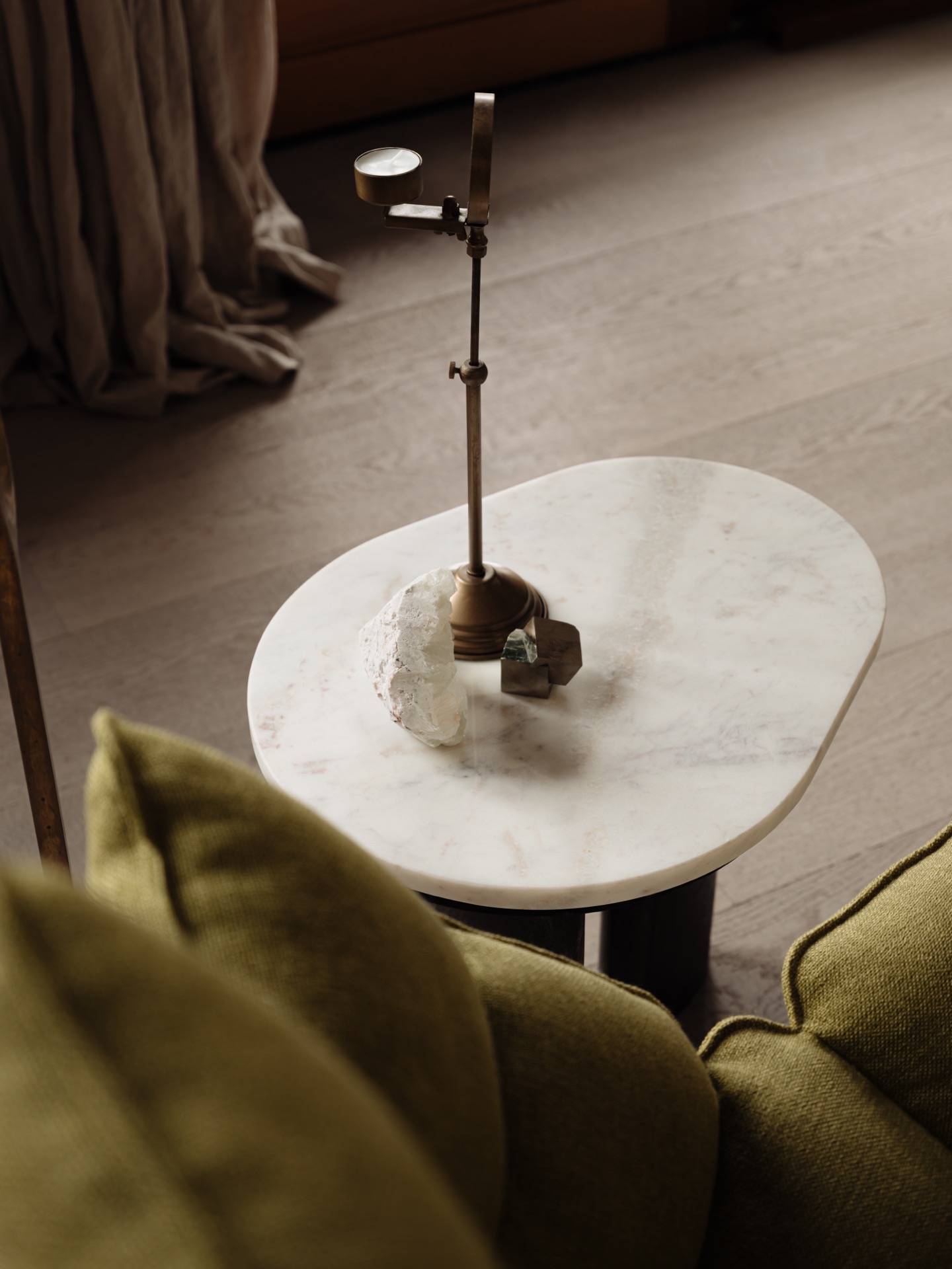 villa interior renovation: close-up of a round marble tabletop with metal base, Luxury, Design, Exclusive, Modern, Custom Made, Special, Beautiful