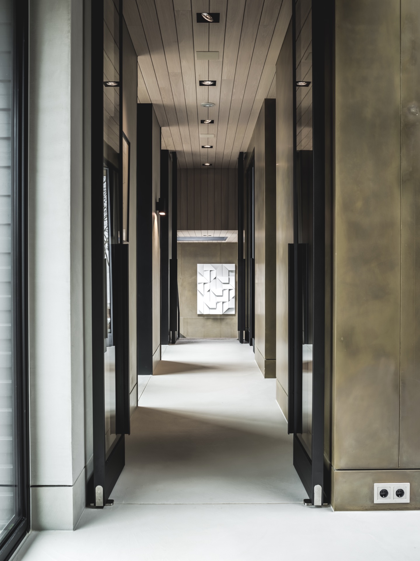 luxuriöse Metall-Wandveredelung: moderner Flur mit Metall-Optik Wandfinish, Holzdecke und Einbau-Spotlights, Luxury, Design, Exclusive, Modern, Custom Made, Special, Beautiful