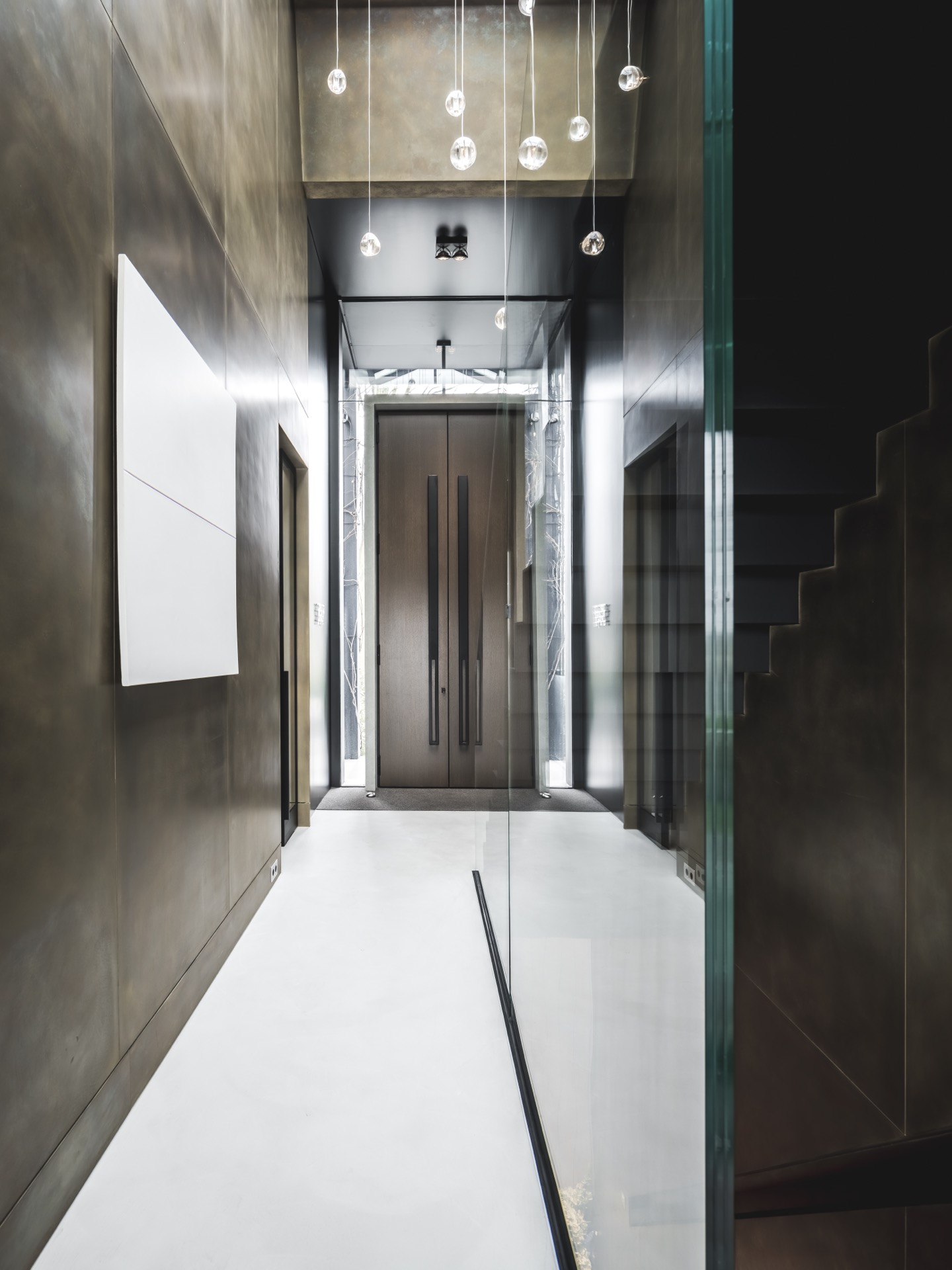 luxuriöse Metall-Wandveredelung: flur mit Metall-Optik Wandfinish, Glastrennwand und Einbau-Deckenspots, Luxury, Design, Exclusive, Modern, Custom Made, Special, Beautiful
