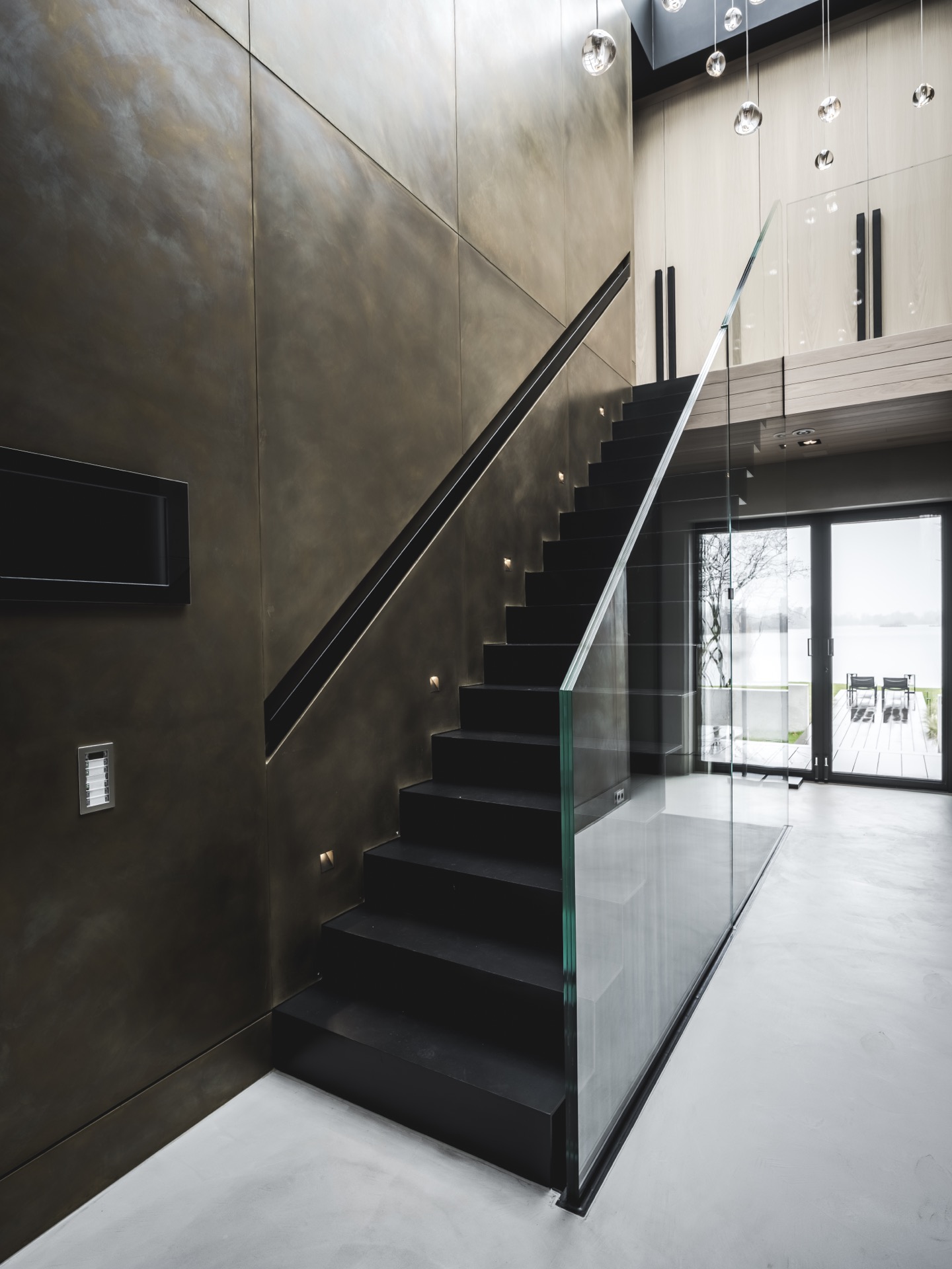 luxuriöse Metall-Wandveredelung: treppe mit Glasgeländer und Bronze-Kupfer-Patina-Wandfinish mit Lichtakzenten, Luxury, Design, Exclusive, Modern, Custom Made, Special, Beautiful