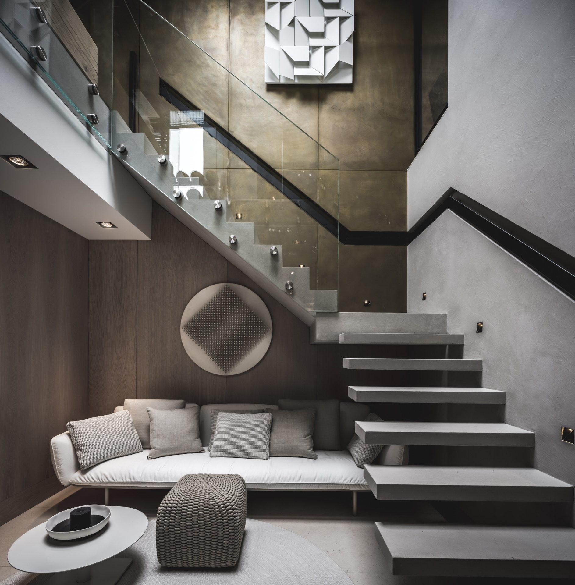luxuriöse Metall-Wandveredelung: treppe mit Glasgeländer und Bronze-Kupfer-Patina-Wandfinish im Luxusflur, Luxury, Design, Exclusive, Modern, Custom Made, Special, Beautiful