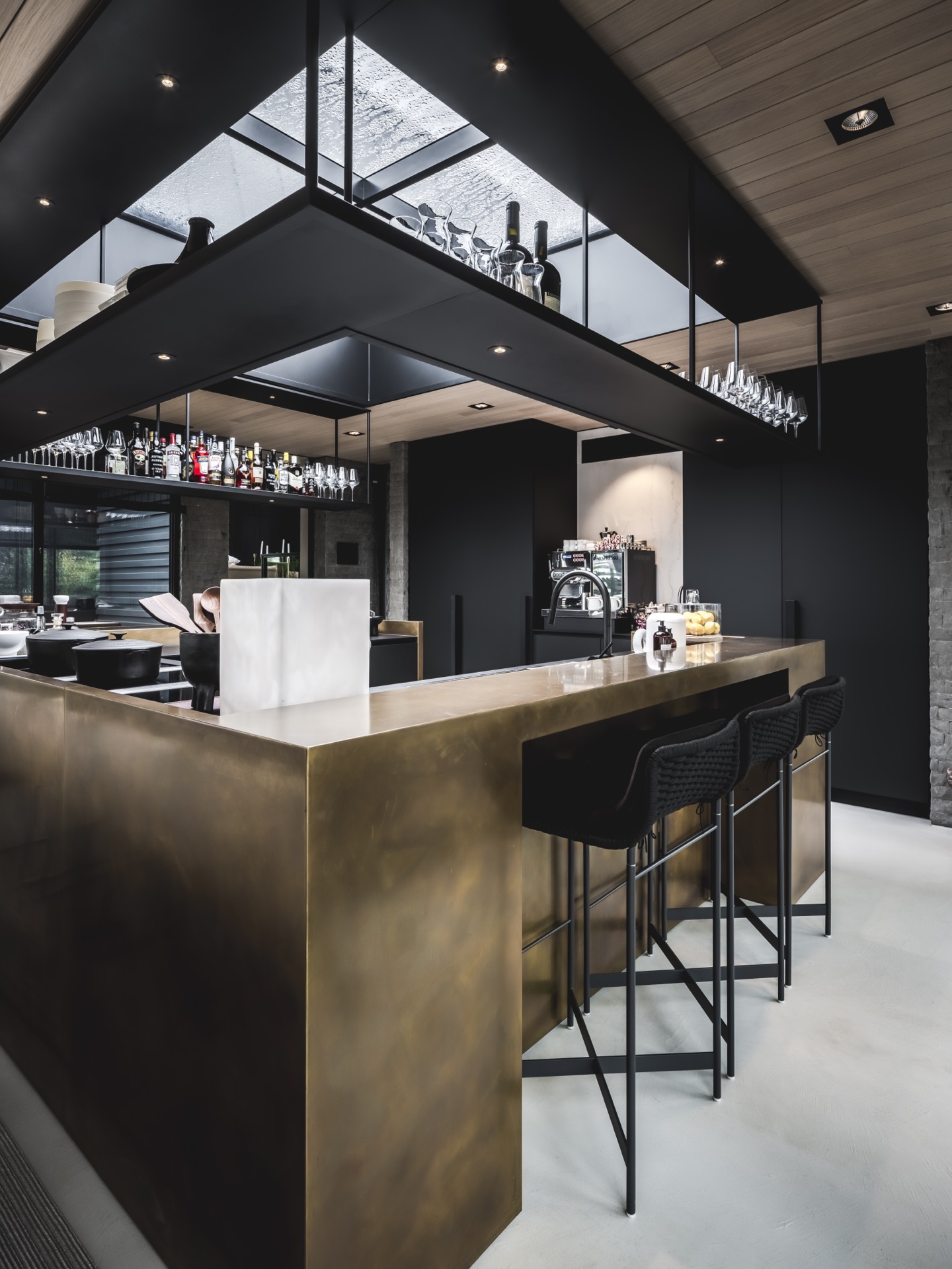 luxuriöse Metall-Wandveredelung: luxusküche mit Metall-Optik Arbeitsplatte, Einbau-Spotlights und Barbereich, Luxury, Design, Exclusive, Modern, Custom Made, Special, Beautiful