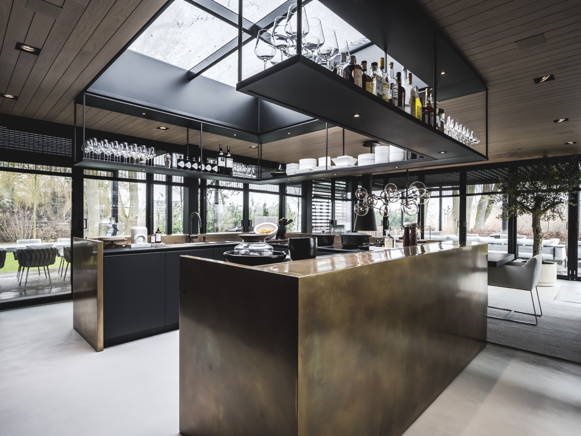 luxuriöse Metall-Wandveredelung: kücheninterieur mit Metall-Optik Arbeitsplatte, dunklen Schränken und Holzdecke mit Spots, Luxury, Design, Exclusive, Modern, Custom Made, Special, Beautiful