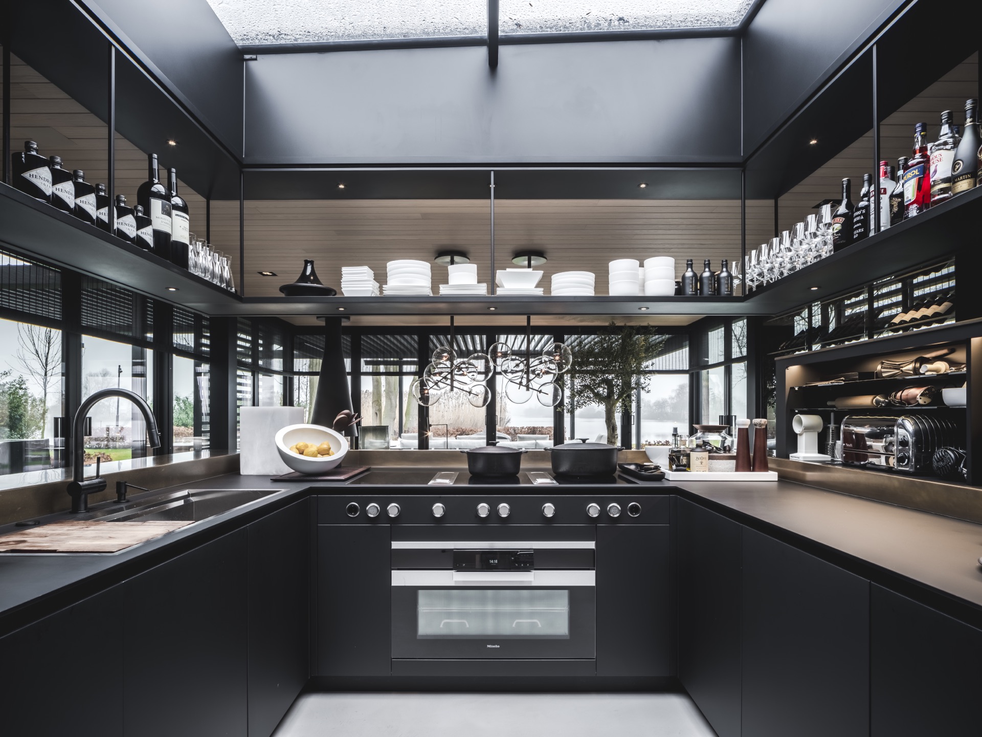 luxuriöse Metall-Wandveredelung: detailansicht Metall-Optik Küchenarbeitsplatte mit Armatur und Spülbereich, moderne, Luxury, Design, Exclusive, Modern, Custom Made, Special, Beautiful