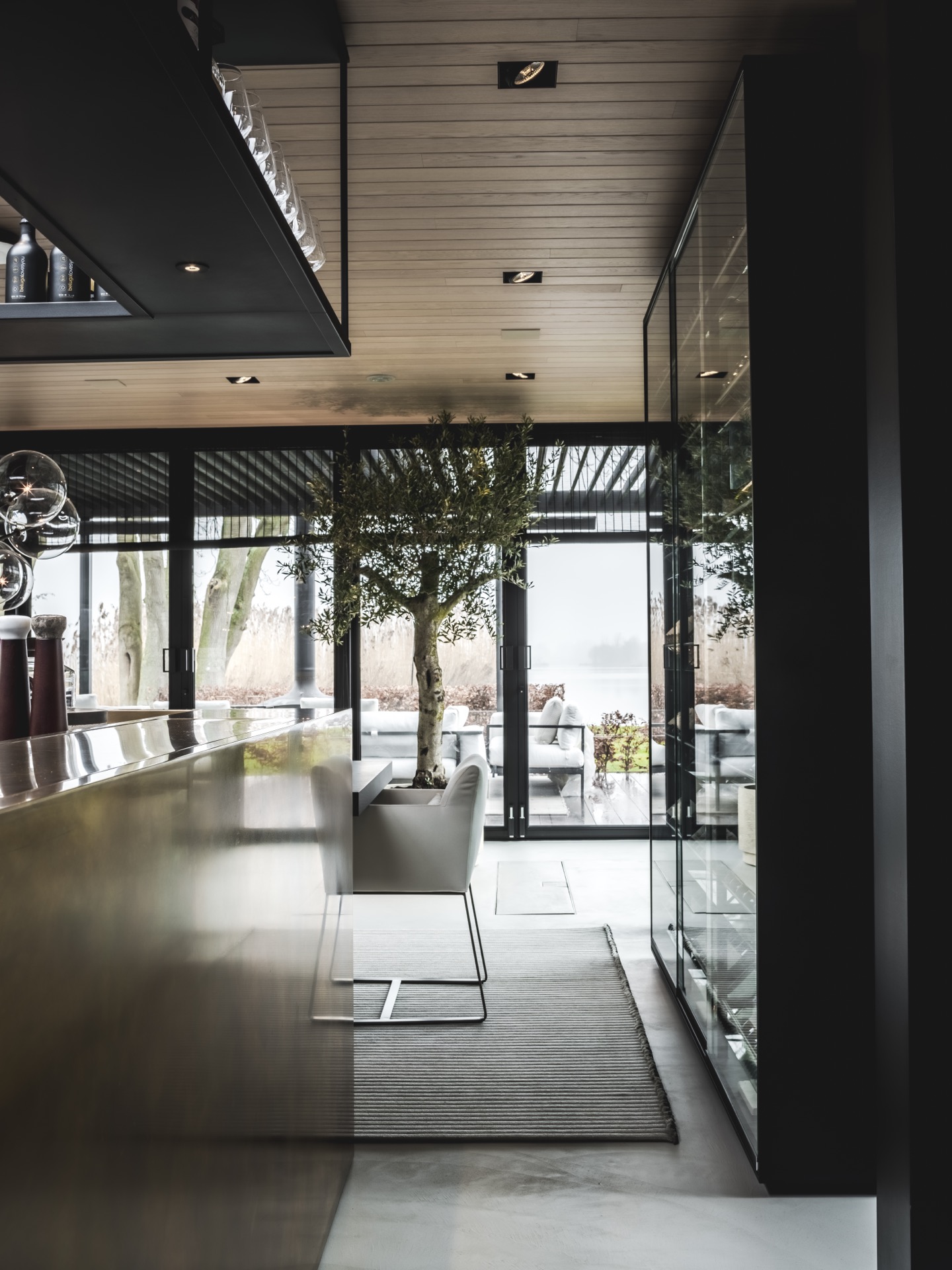 luxuriöse Metall-Wandveredelung: glastrennwand mit Bronze-Kupfer Metall-Optik Wandfinish und Blick auf den Eingangsbereich, Luxury, Design, Exclusive, Modern, Custom Made, Special, Beautiful