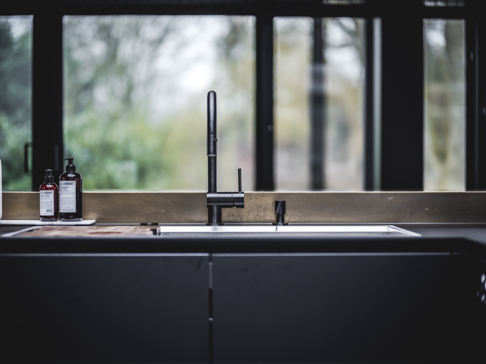 luxuriöse Metall-Wandveredelung: luxus-Küchenbar mit Metallschränken, Holzdecke und Glasfenstern mit Blick in den Garten, Luxury, Design, Exclusive, Modern, Custom Made, Special, Beautiful