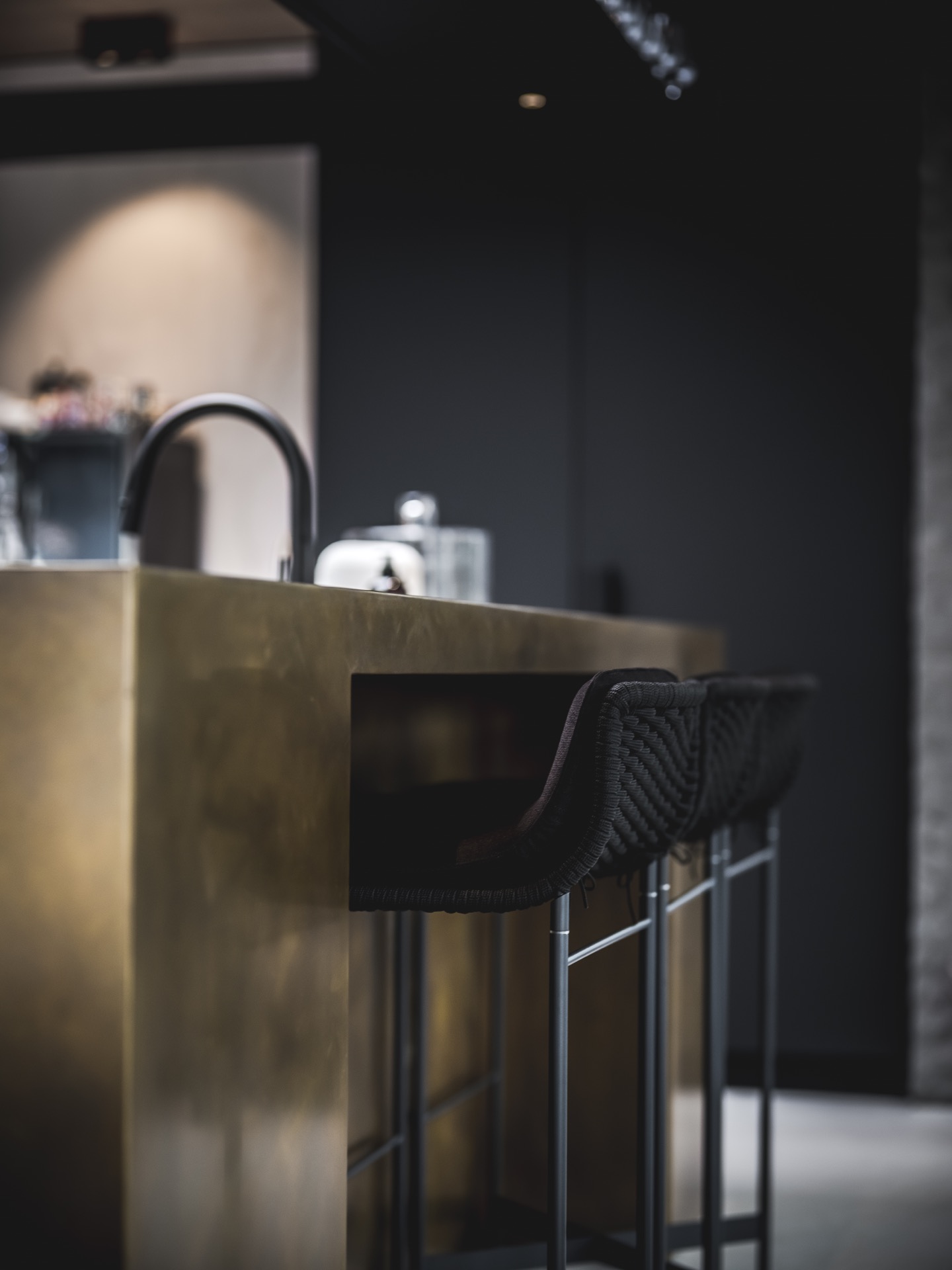 luxuriöse Metall-Wandveredelung: küche mit dunklen Fronten und Kochfeld mit Brennern, Metall-Optik Arbeitsplatte, Luxury, Design, Exclusive, Modern, Custom Made, Special, Beautiful