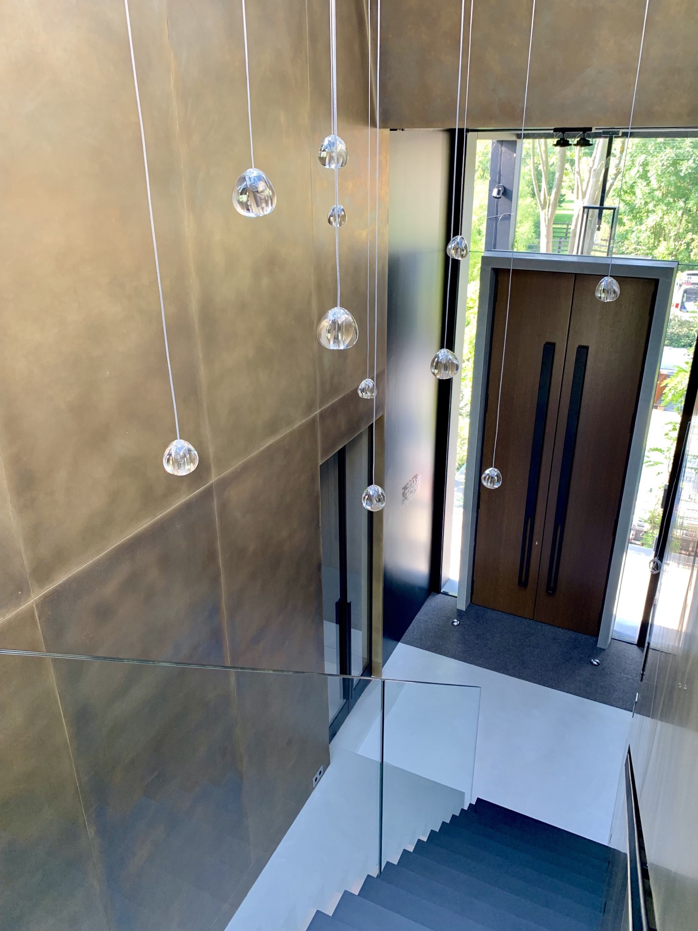 luxuriöse Metall-Wandveredelung: detail der Metall-Optik Spülzone mit Armatur und Rückwand, moderne Küchenausführung, Luxury, Design, Exclusive, Modern, Custom Made, Special, Beautiful