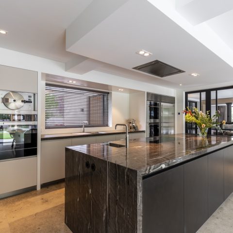 Keuken en drank kast achterwand Delden Blauwstaal finish