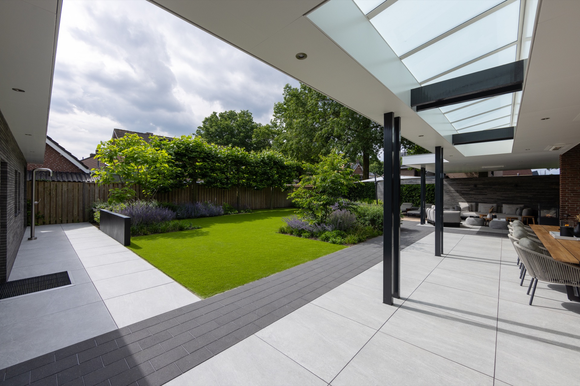 giardino moderno riservato con più terrazze: giardino moderno con prato, bordi di aiuole e terrazza piastrellata sotto, Luxury, Design, Exclusive, Modern, Custom Made, Special, Beautiful