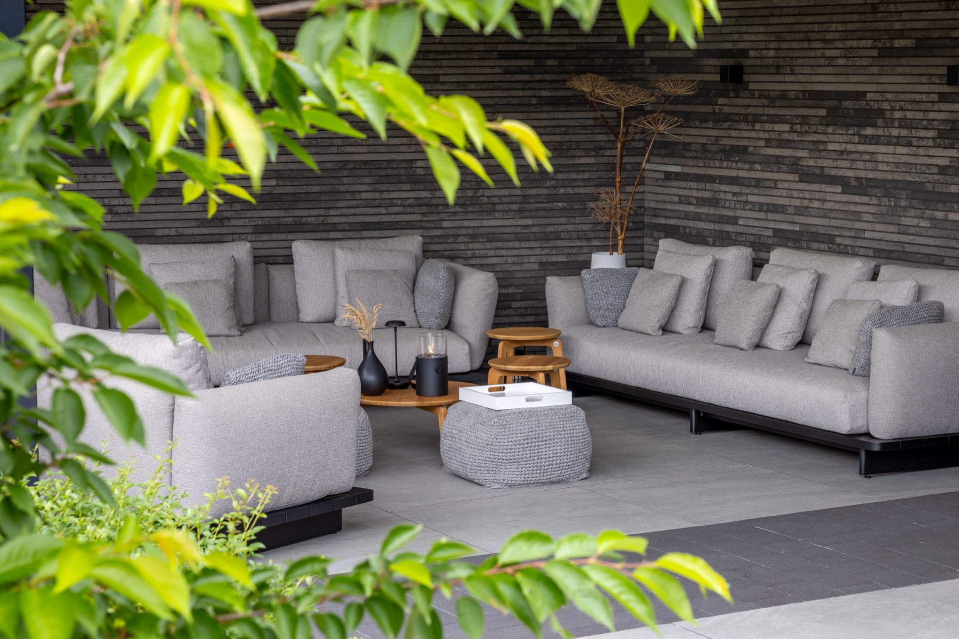 giardino moderno riservato con più terrazze: area lounge in terrazza con focolare e parete per la privacy, immersa tra piante, Luxury, Design, Exclusive, Modern, Custom Made, Special, Beautiful