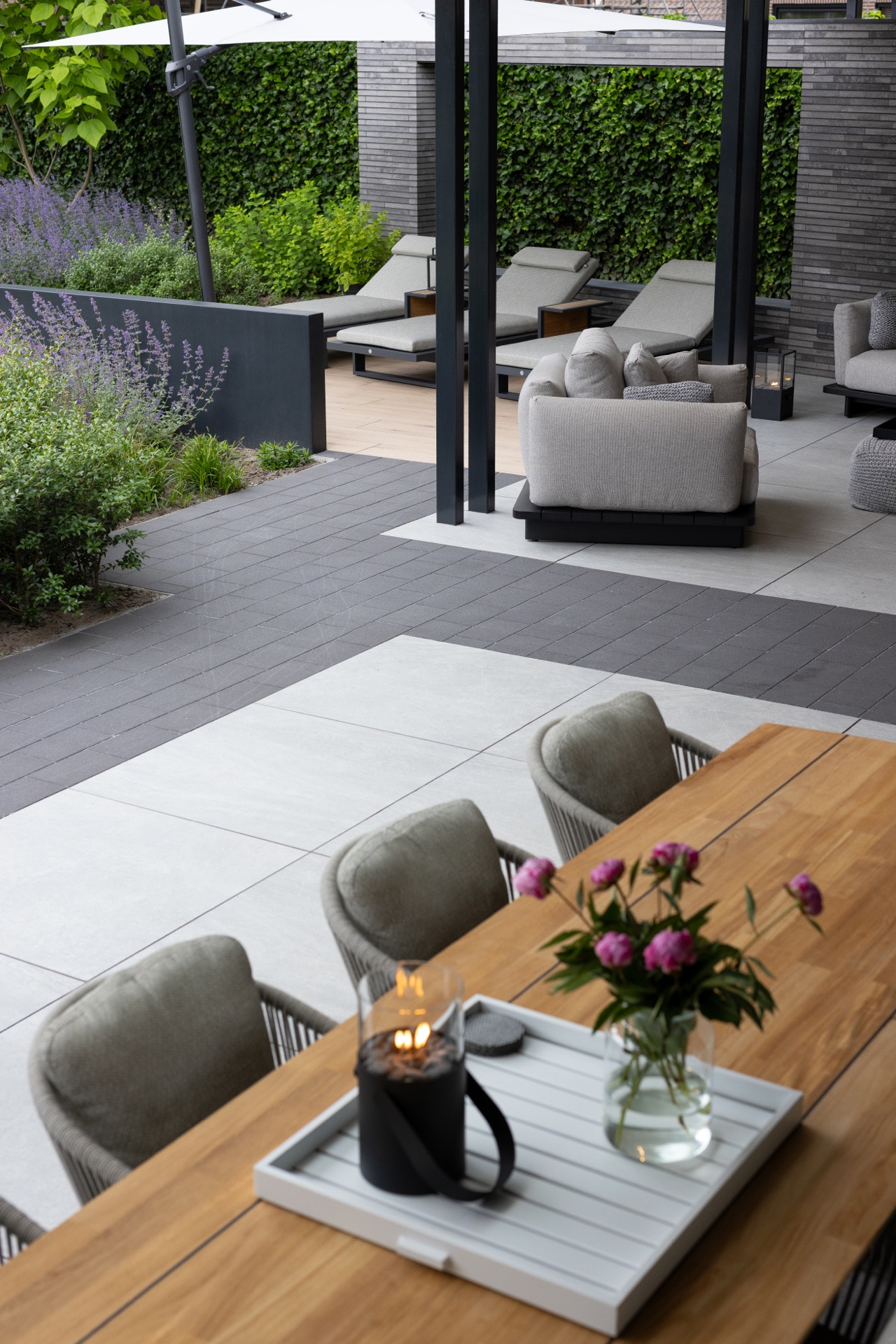 giardino moderno riservato con più terrazze: angolo lounge in terrazza con cuscini grigio chiaro e aiuola alla lavanda, Luxury, Design, Exclusive, Modern, Custom Made, Special, Beautiful