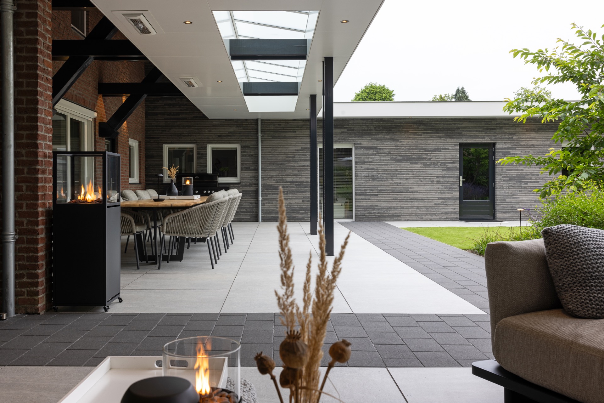 giardino moderno riservato con più terrazze: terrazza coperta con area pranzo, focolare e pavimentazione moderna verso il, Luxury, Design, Exclusive, Modern, Custom Made, Special, Beautiful