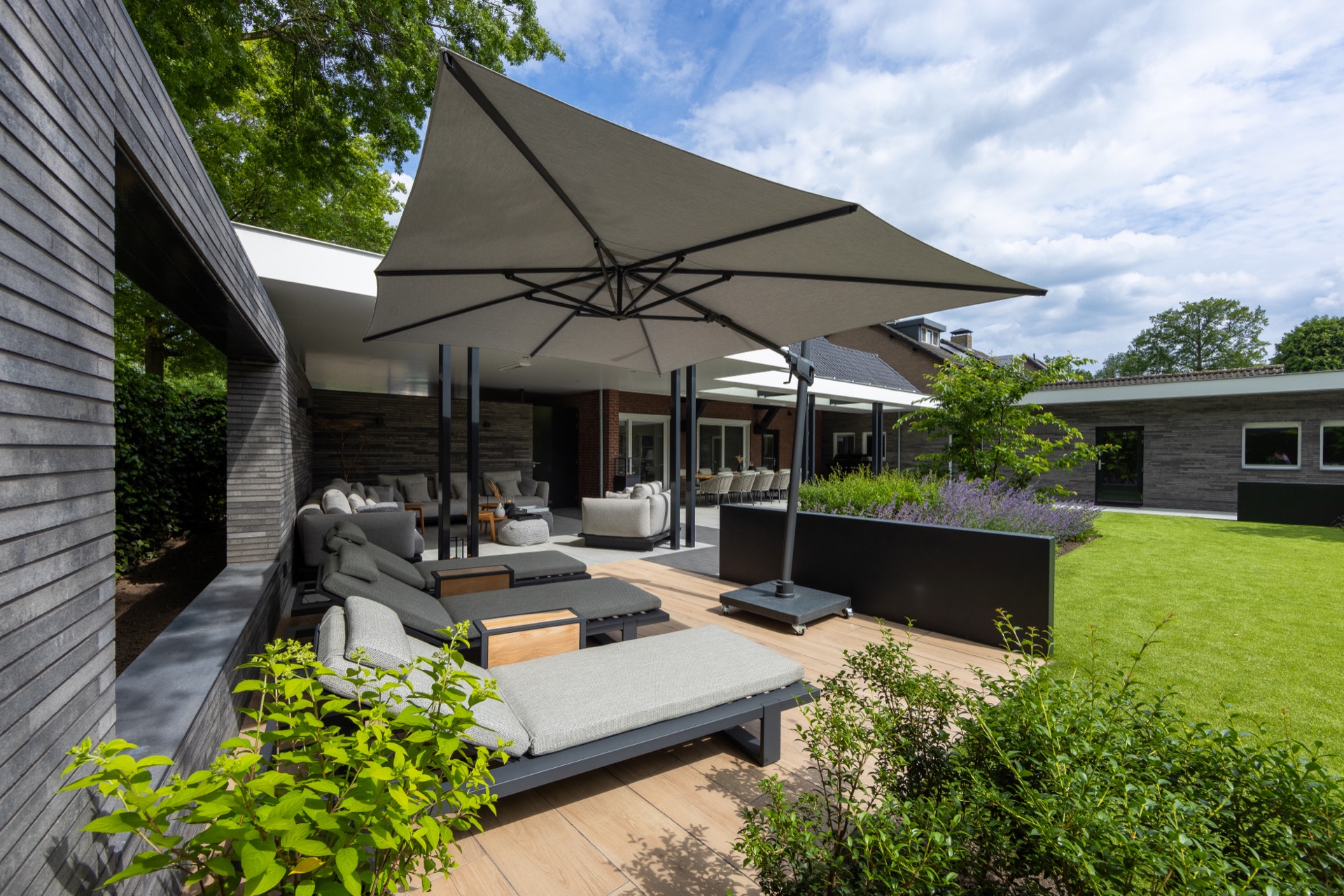 giardino moderno riservato con più terrazze: terrazza lounge con grande ombrellone, parete per la privacy e pavimentazione, Luxury, Design, Exclusive, Modern, Custom Made, Special, Beautiful