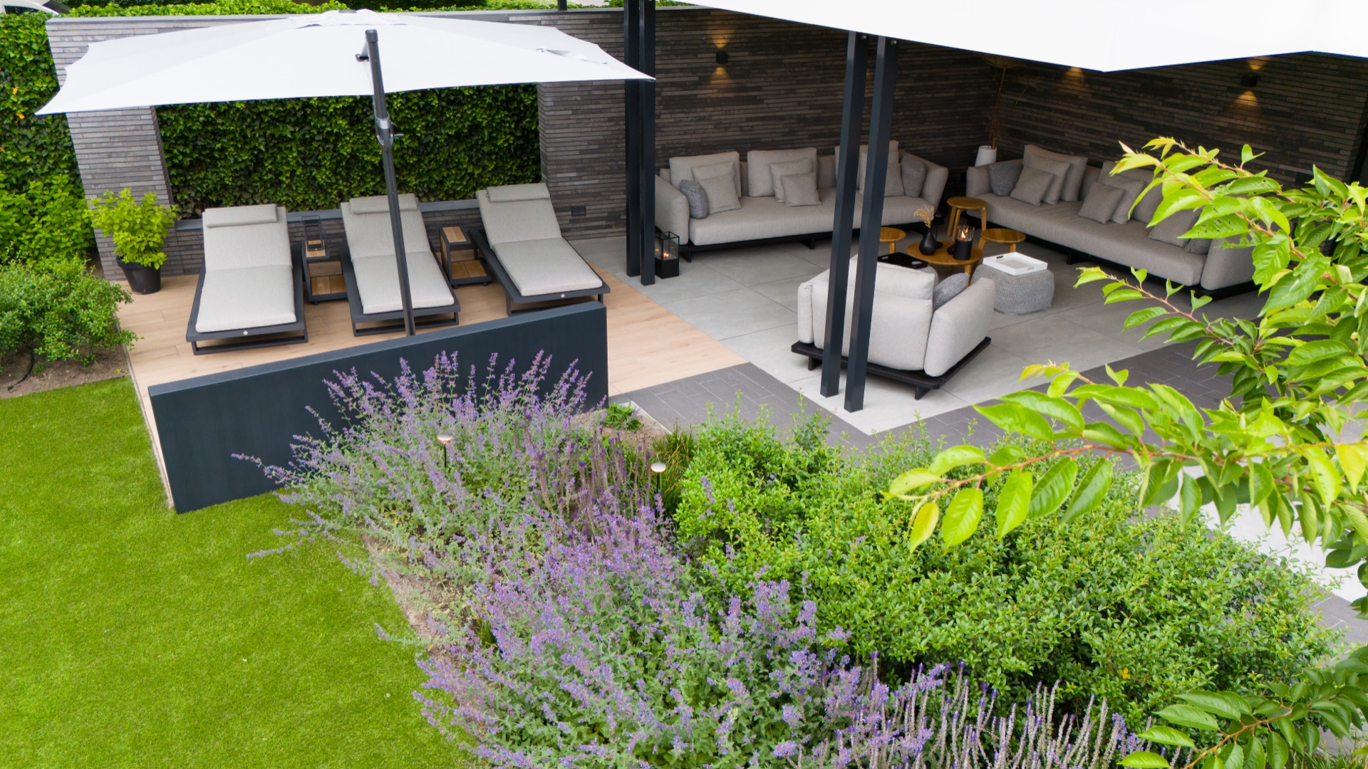 giardino moderno riservato con più terrazze: area lounge in giardino con aiuola alla lavanda e pavimentazione in ceramica, Luxury, Design, Exclusive, Modern, Custom Made, Special, Beautiful