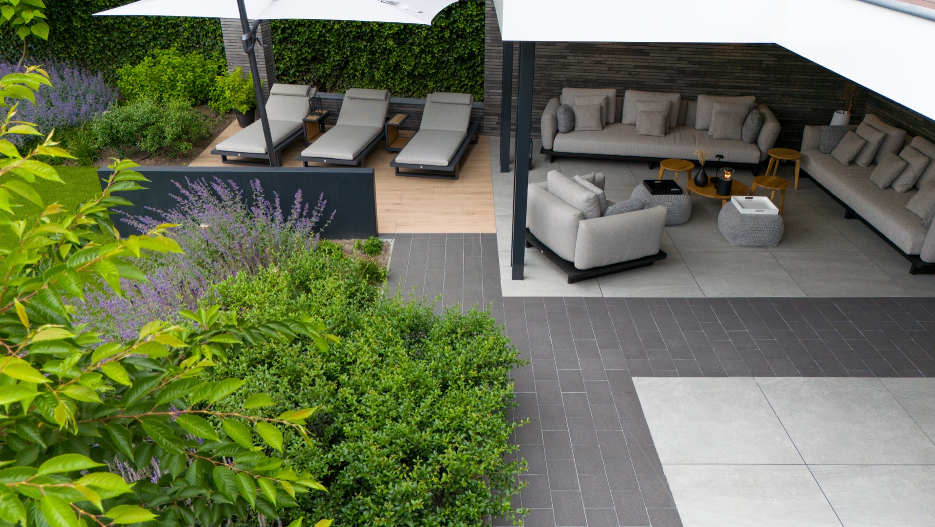 giardino moderno riservato con più terrazze: terrazza da giardino con piastrelle grigie, aiuola di fiori viola e area relax, Luxury, Design, Exclusive, Modern, Custom Made, Special, Beautiful
