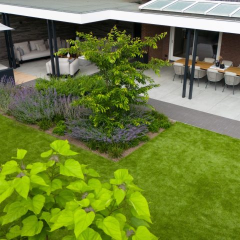 Een tuin vol balans: rust, natuur en gemak