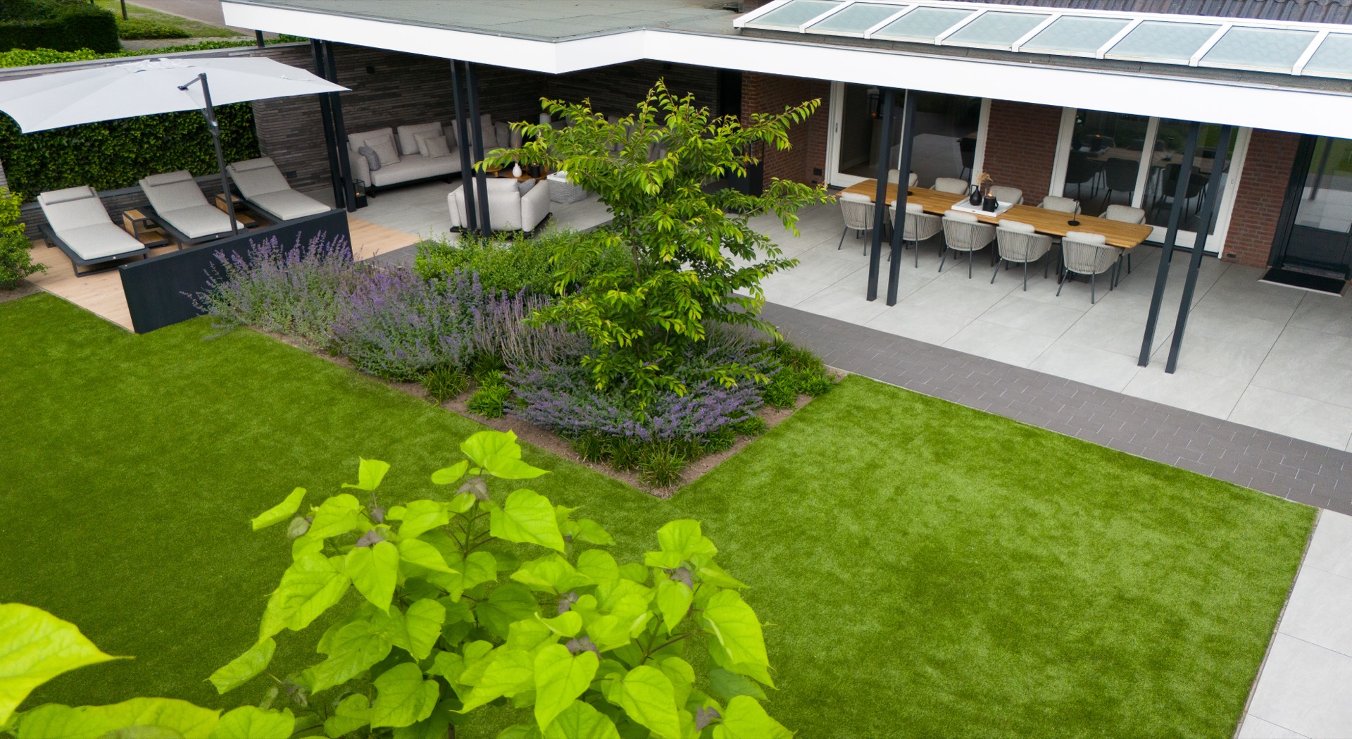 giardino moderno riservato con più terrazze: vista d’insieme del giardino con lounge coperta, prato e bordi verdi-viola, Luxury, Design, Exclusive, Modern, Custom Made, Special, Beautiful