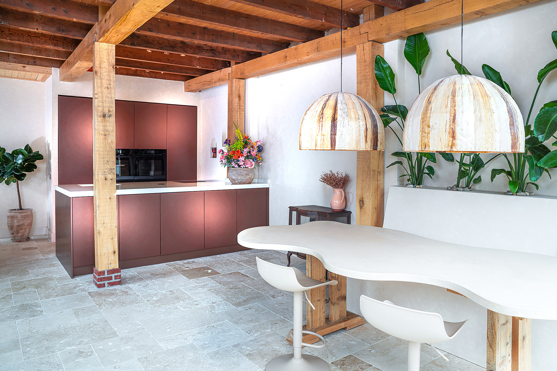 kupferfarbene Küchenfronten: küche mit kupferfarbenen Schränken und weißer Arbeitsplatte, runde Pendelleuchten und Holzbalken, Luxury, Design, Exclusive, Modern, Custom Made, Special, Beautiful