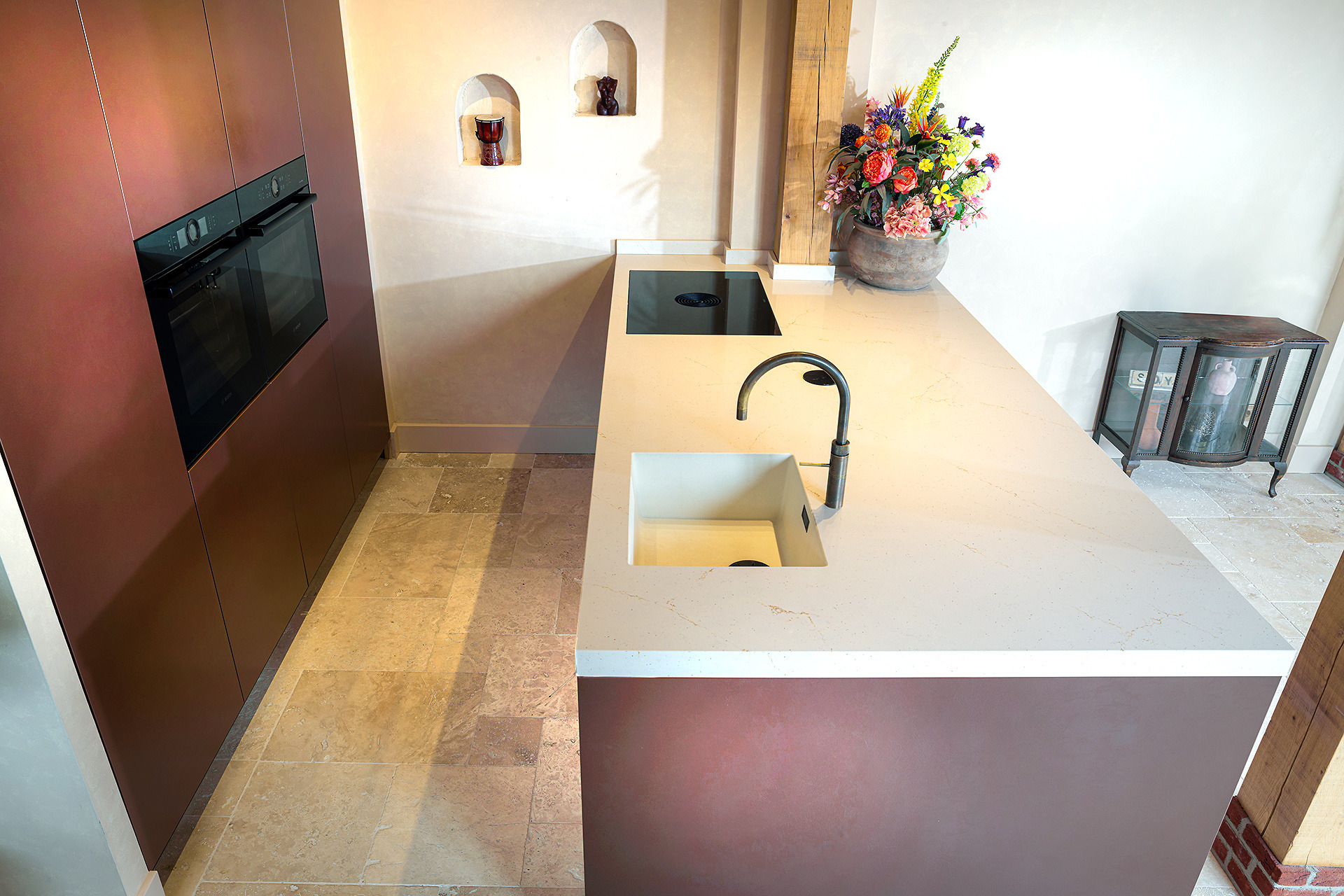 kupferfarbene Küchenfronten: küche mit Holztreppe und Backsteinakzenten, weißer Kompositplatte und großer Fensteröffnung, Luxury, Design, Exclusive, Modern, Custom Made, Special, Beautiful