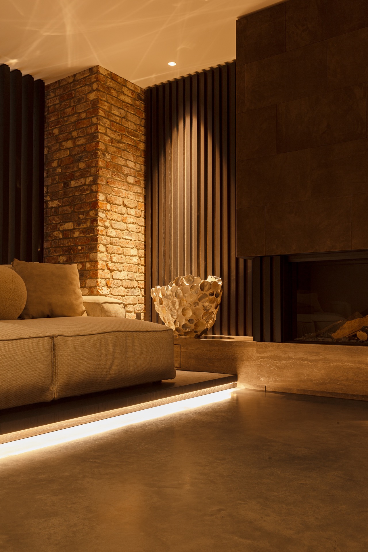 floated concrete floor in new-build villa: seating area with brick accent, wood slat wall and floated concrete floor, Luxury, Design, Exclusive, Modern, Custom Made, Special, Beautiful