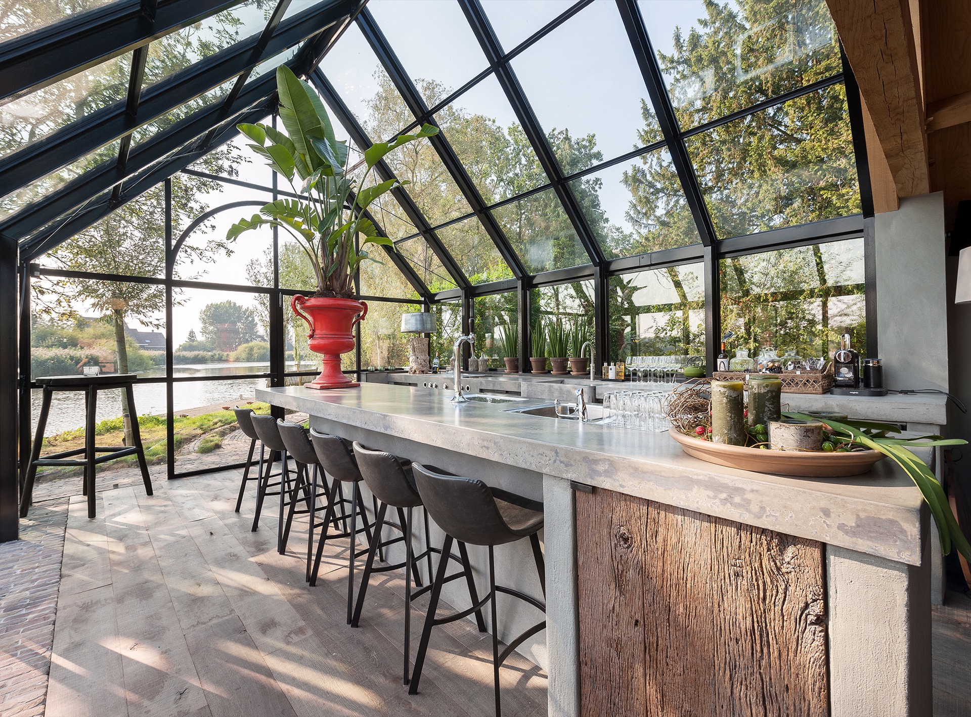 serra vetrata cucina outdoor: serra vetrata con bancone cucina in cemento e vista su giardino e acqua, Luxury, Design, Exclusive, Modern, Custom Made, Special, Beautiful