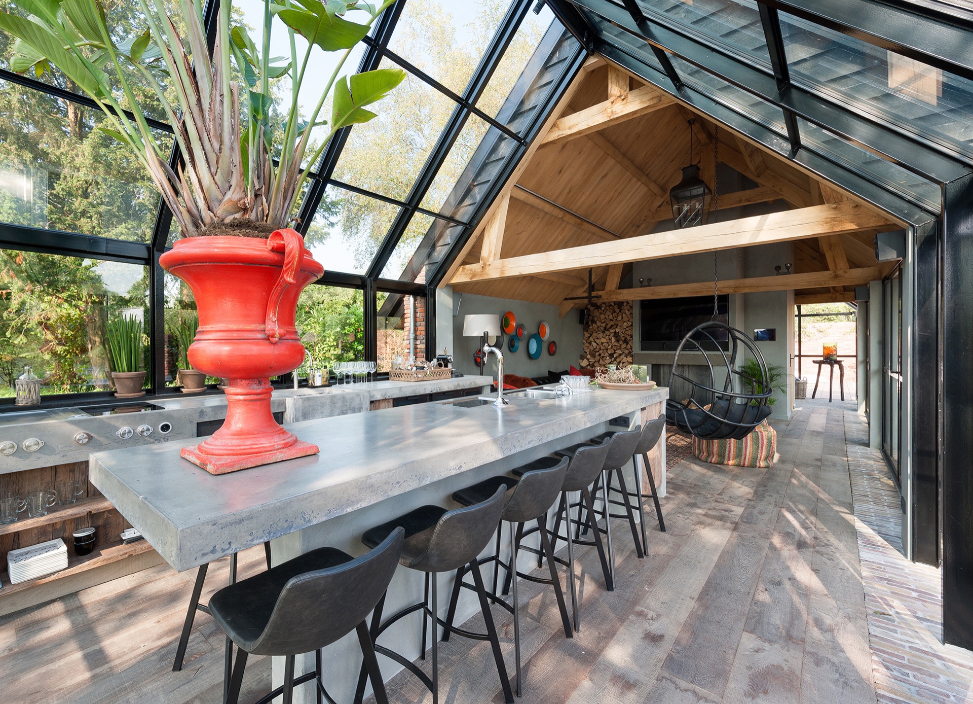serra vetrata cucina outdoor: cucina outdoor lineare nella serra vetrata con rivestimento in legno e piano in cemento, Luxury, Design, Exclusive, Modern, Custom Made, Special, Beautiful