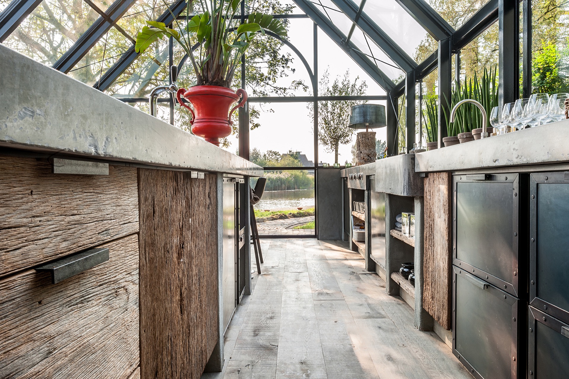 serra vetrata cucina outdoor: interno della serra vetrata con capriate in legno e cornice del camino grigia, Luxury, Design, Exclusive, Modern, Custom Made, Special, Beautiful