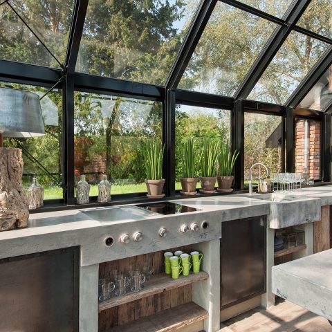 Orangerie | Poolhouse bar Uitgebreide betonnen keuken in stijl