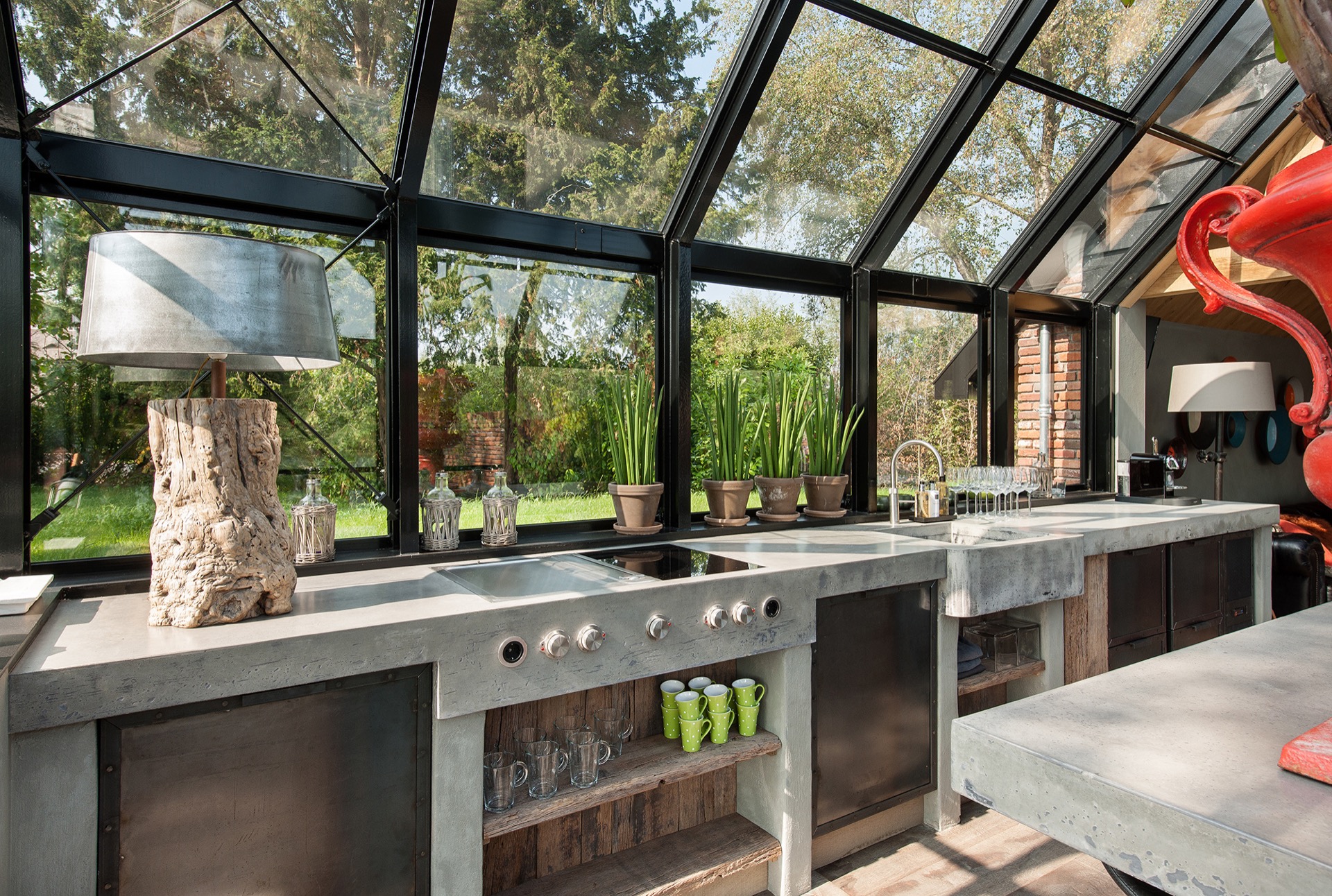 serra vetrata cucina outdoor: dettaglio del fronte cucina in cemento in una serra vetrata con profili neri in acciaio, Luxury, Design, Exclusive, Modern, Custom Made, Special, Beautiful