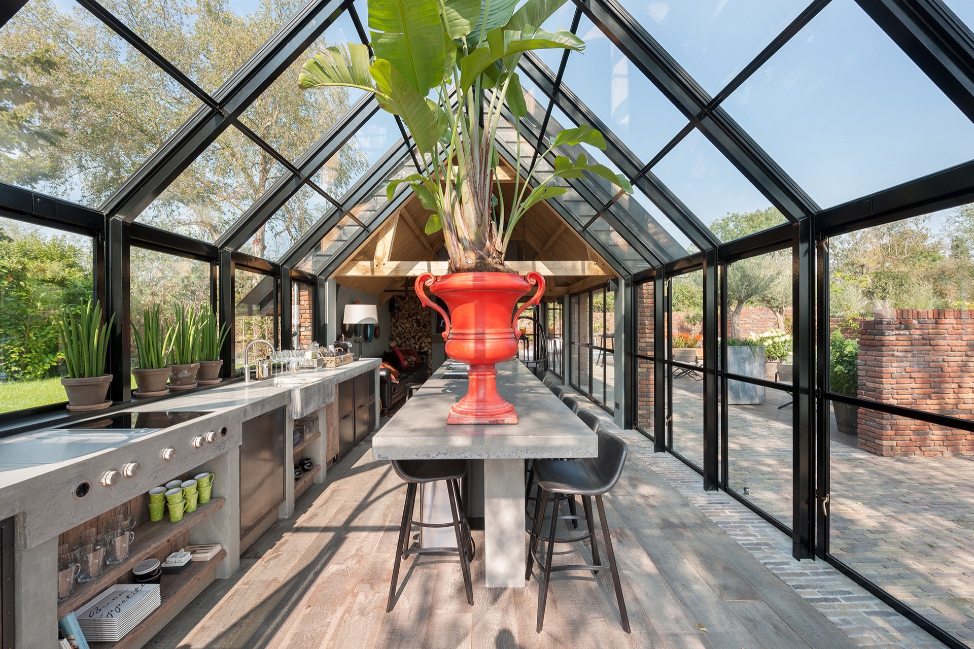 serra vetrata cucina outdoor: interno della serra vetrata con vista sul bancone cucina in cemento, Luxury, Design, Exclusive, Modern, Custom Made, Special, Beautiful