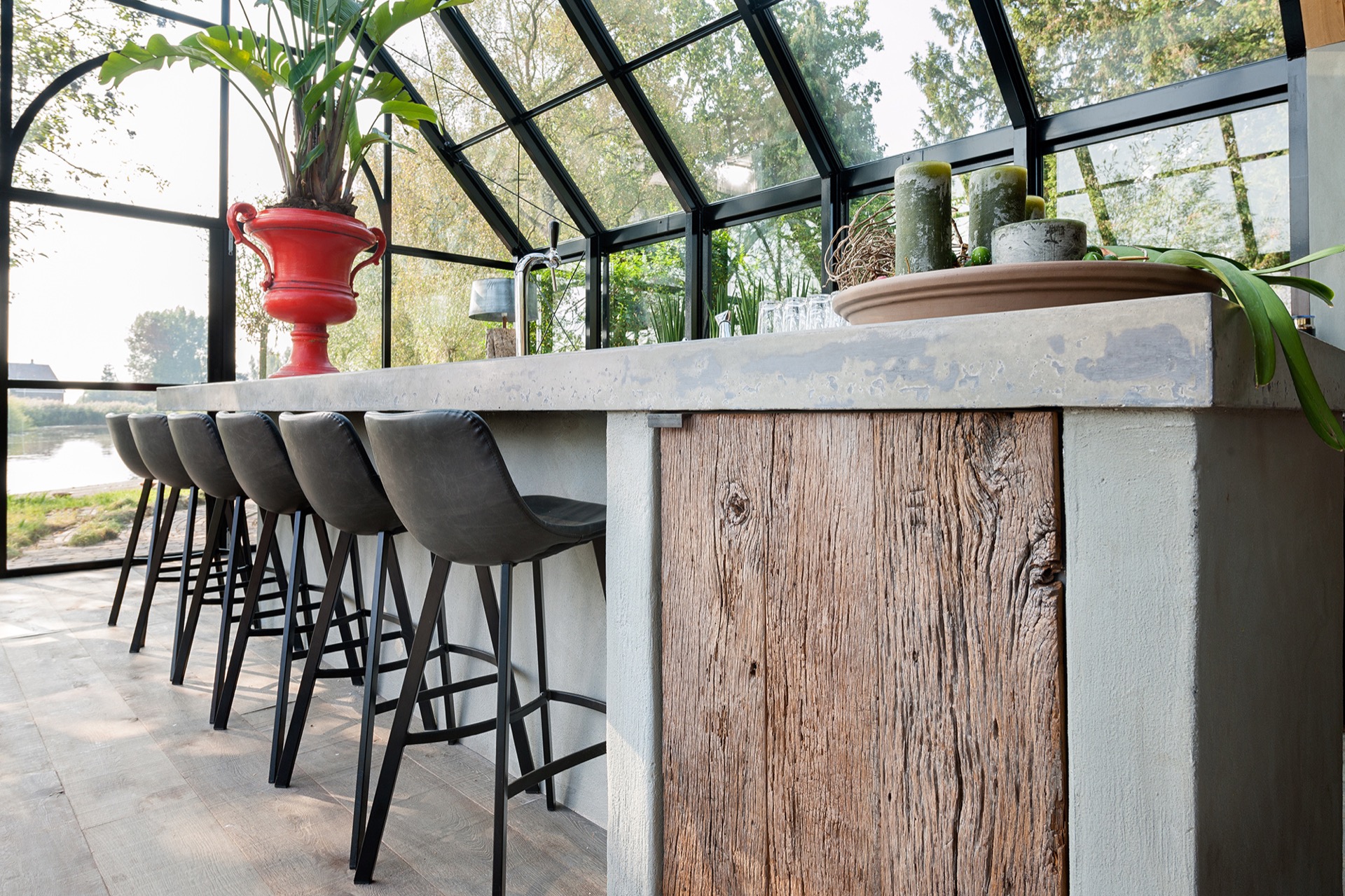 serra vetrata cucina outdoor: dettaglio interno della serra vetrata con travi in legno a vista e nicchia grigia del camino, Luxury, Design, Exclusive, Modern, Custom Made, Special, Beautiful