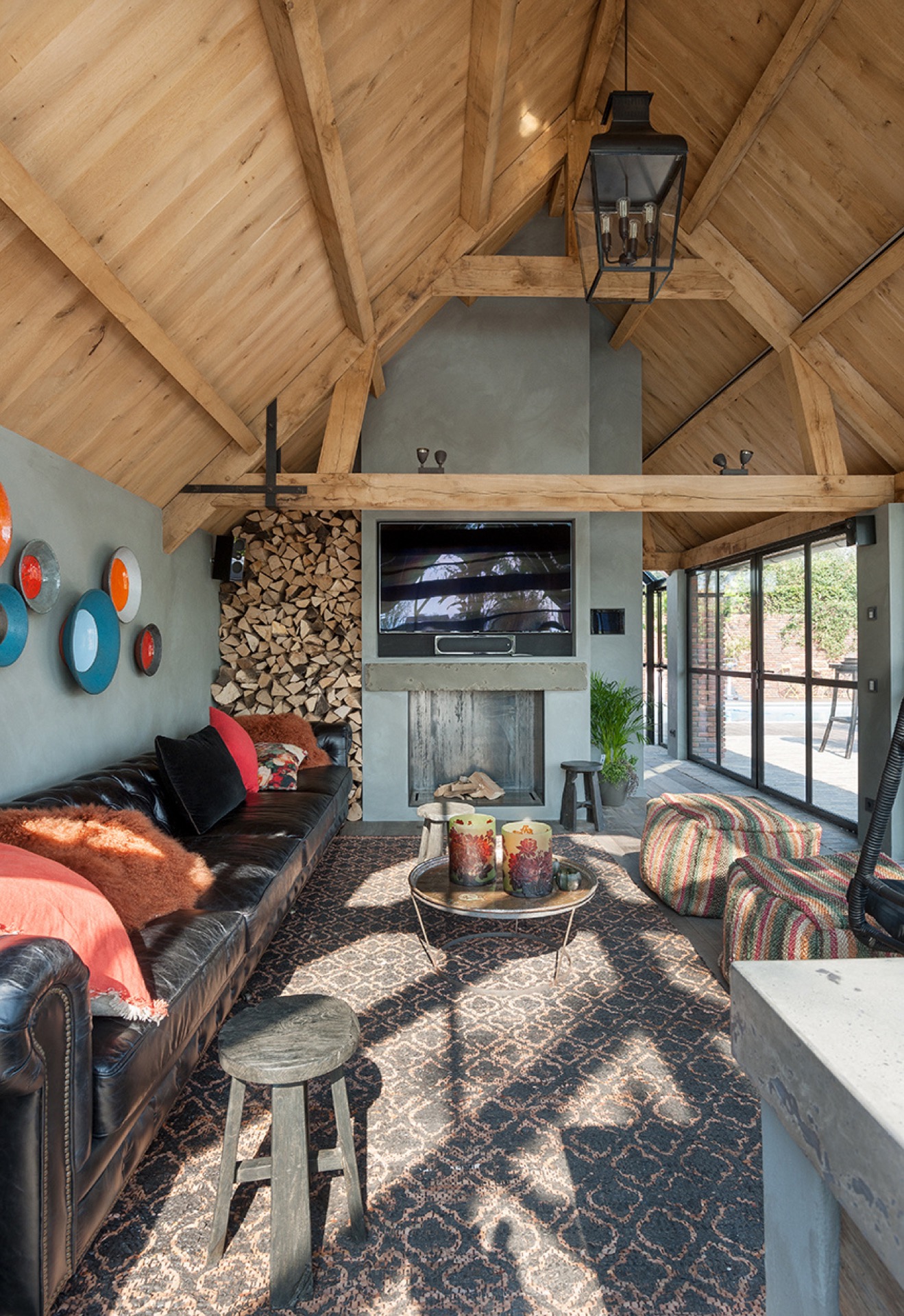 serra vetrata cucina outdoor: zona living nella serra vetrata con parete turchese e travi in legno a vista, Luxury, Design, Exclusive, Modern, Custom Made, Special, Beautiful