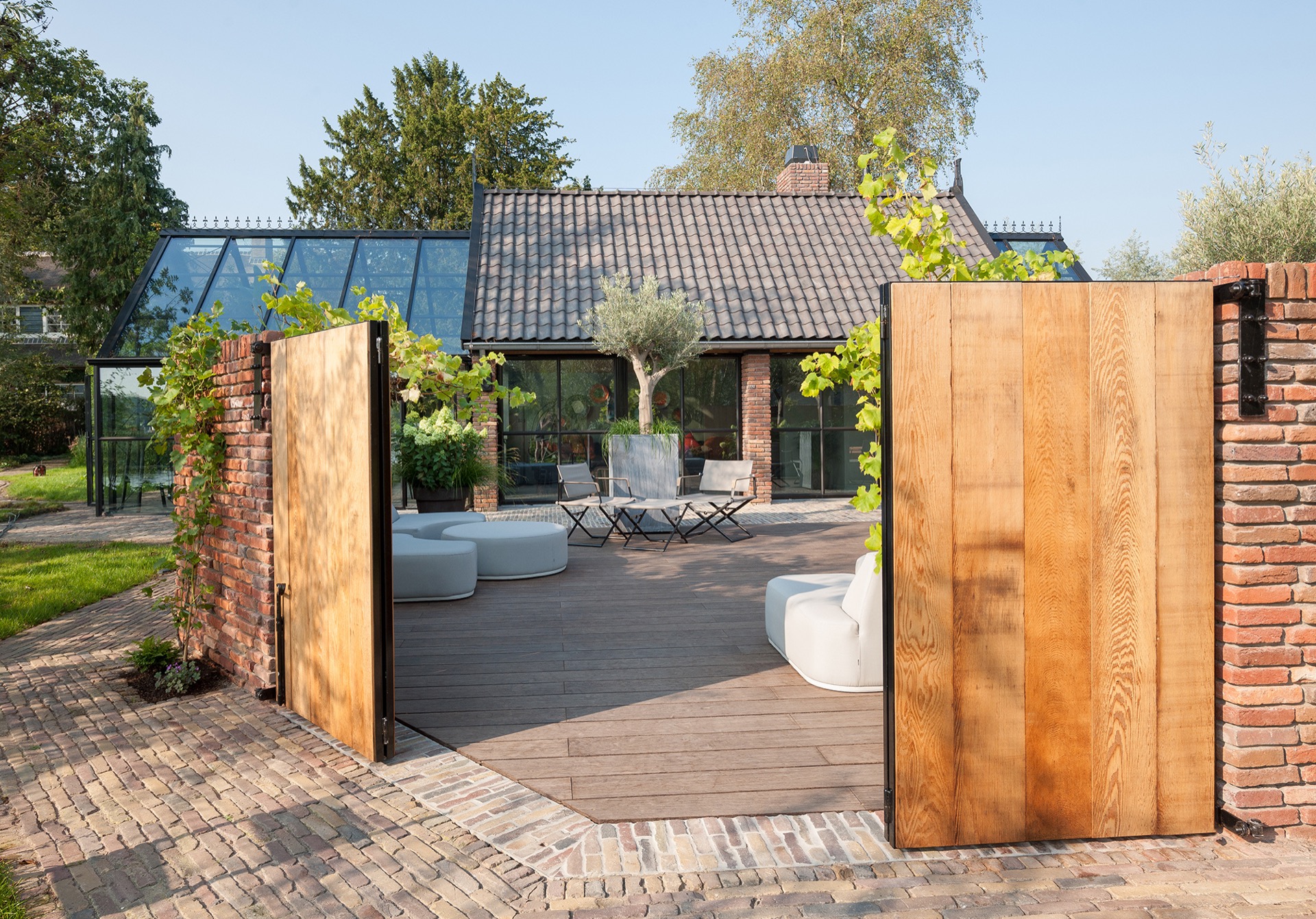 serra vetrata cucina outdoor: esterno della serra vetrata con facciata in vetro, pannelli in legno e muratura in mattoni, Luxury, Design, Exclusive, Modern, Custom Made, Special, Beautiful