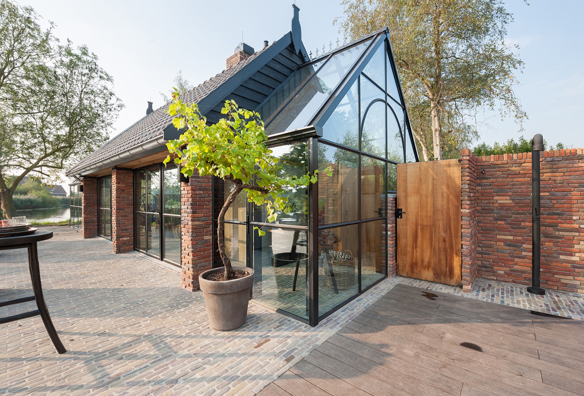 serra vetrata cucina outdoor: vista angolare della serra vetrata con porte in vetro, mattoni e schermi in legno, Luxury, Design, Exclusive, Modern, Custom Made, Special, Beautiful