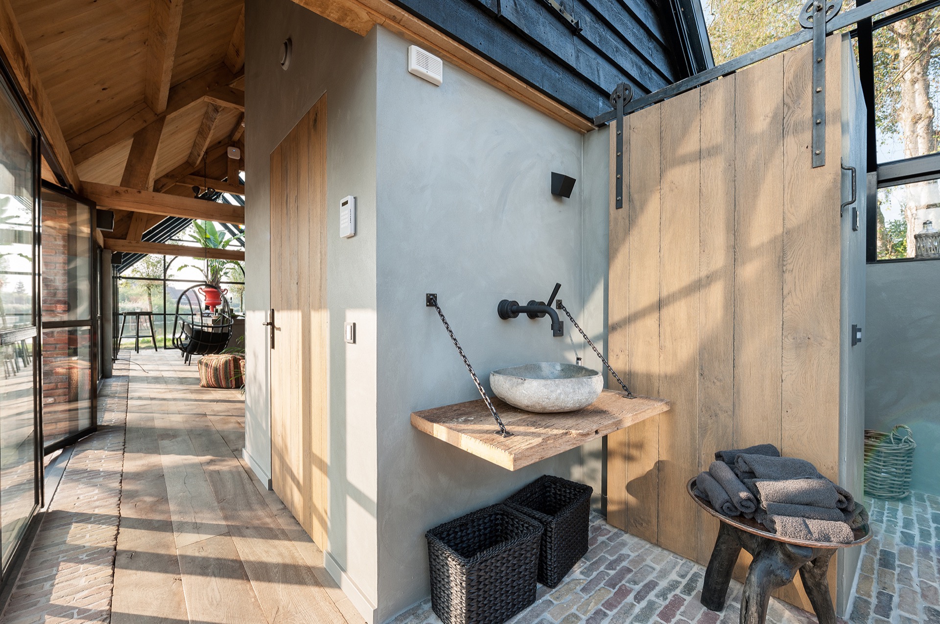 serra vetrata cucina outdoor: terrazza sul lungofiume con panchine in legno e facciata in vetro della serra, Luxury, Design, Exclusive, Modern, Custom Made, Special, Beautiful
