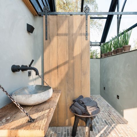Orangerie | Poolhouse bar Uitgebreide betonnen keuken in stijl
