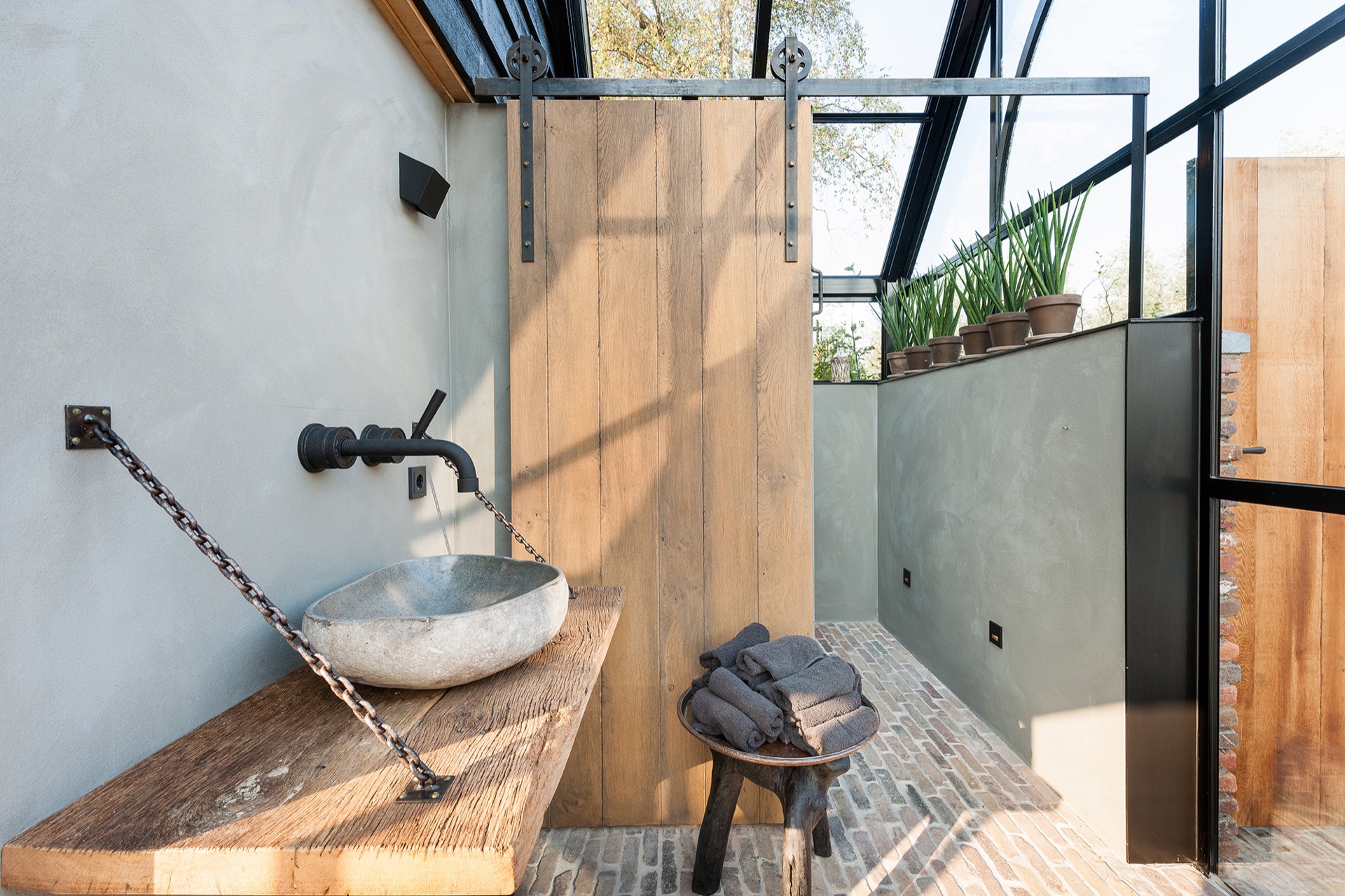 serra vetrata cucina outdoor: parete laterale della serra vetrata con pannelli in legno e lavabo in cemento, Luxury, Design, Exclusive, Modern, Custom Made, Special, Beautiful