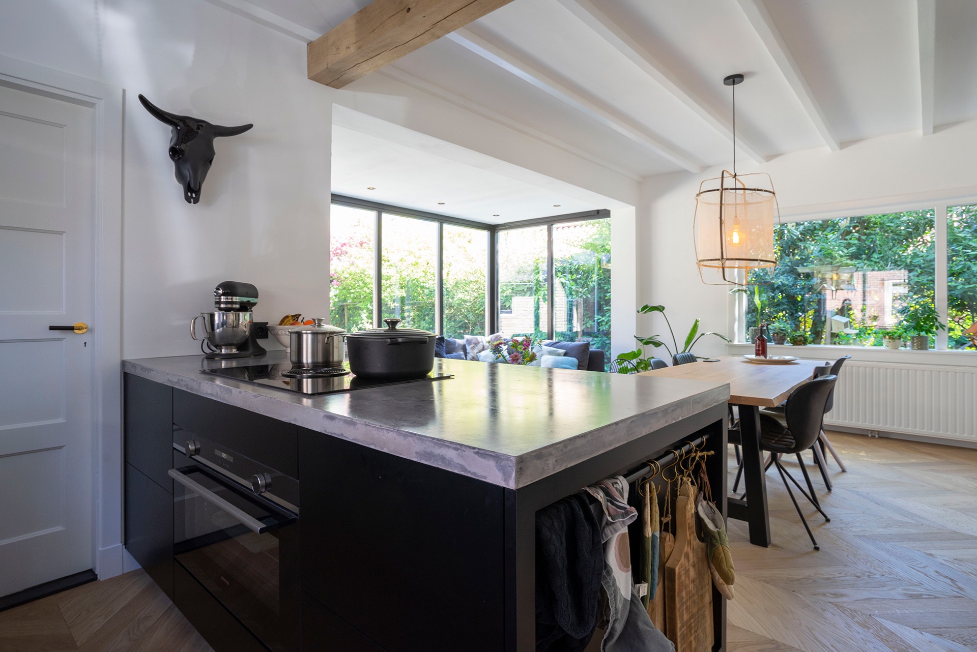cucina su misura con isola e lavello integrato: cucina vista sul soggiorno con grandi finestre e verde all’esterno, Luxury, Design, Exclusive, Modern, Custom Made, Special, Beautiful