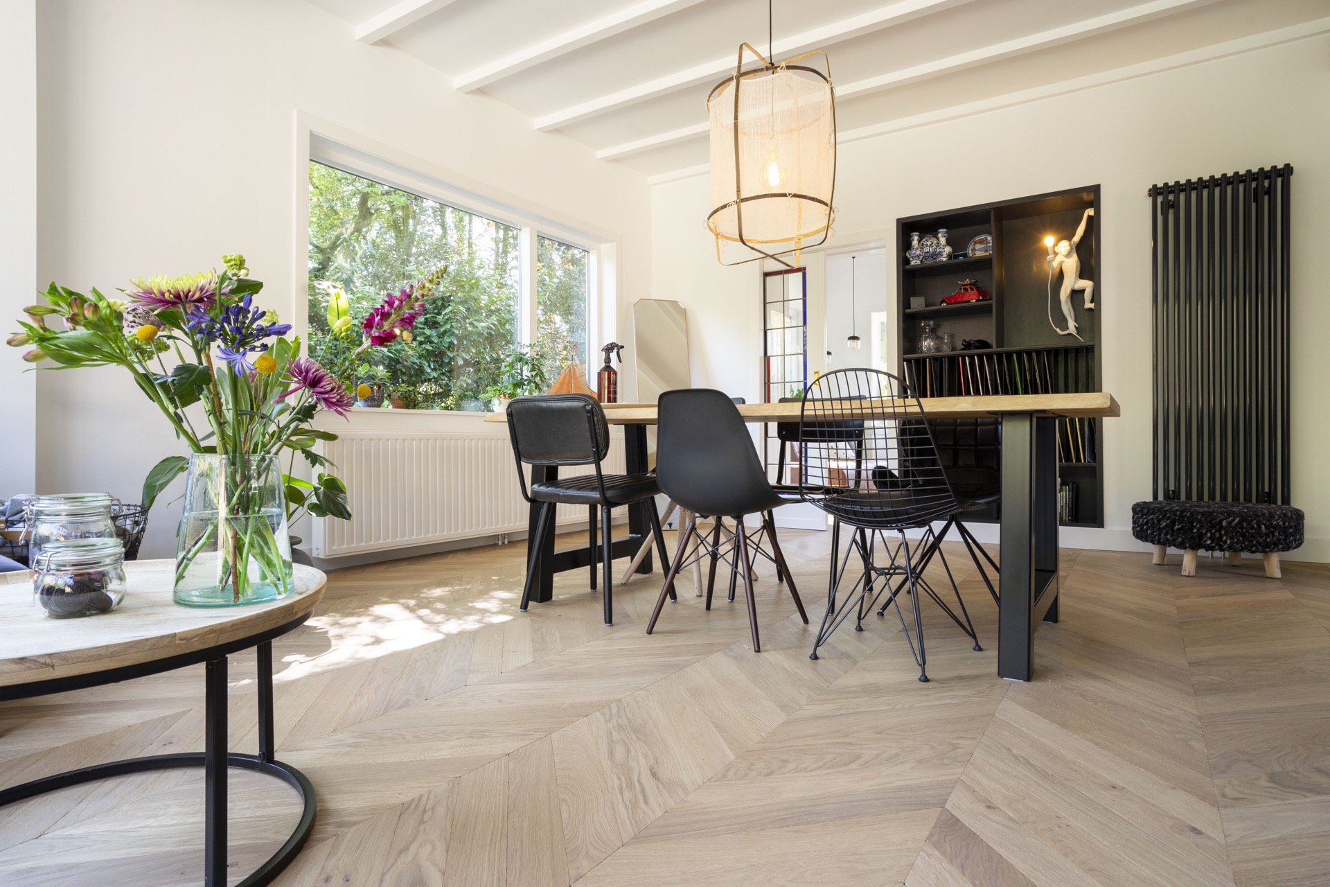 cucina su misura con isola e lavello integrato: soggiorno con zona pranzo, grandi finestre e camino scuro con griglia, Luxury, Design, Exclusive, Modern, Custom Made, Special, Beautiful