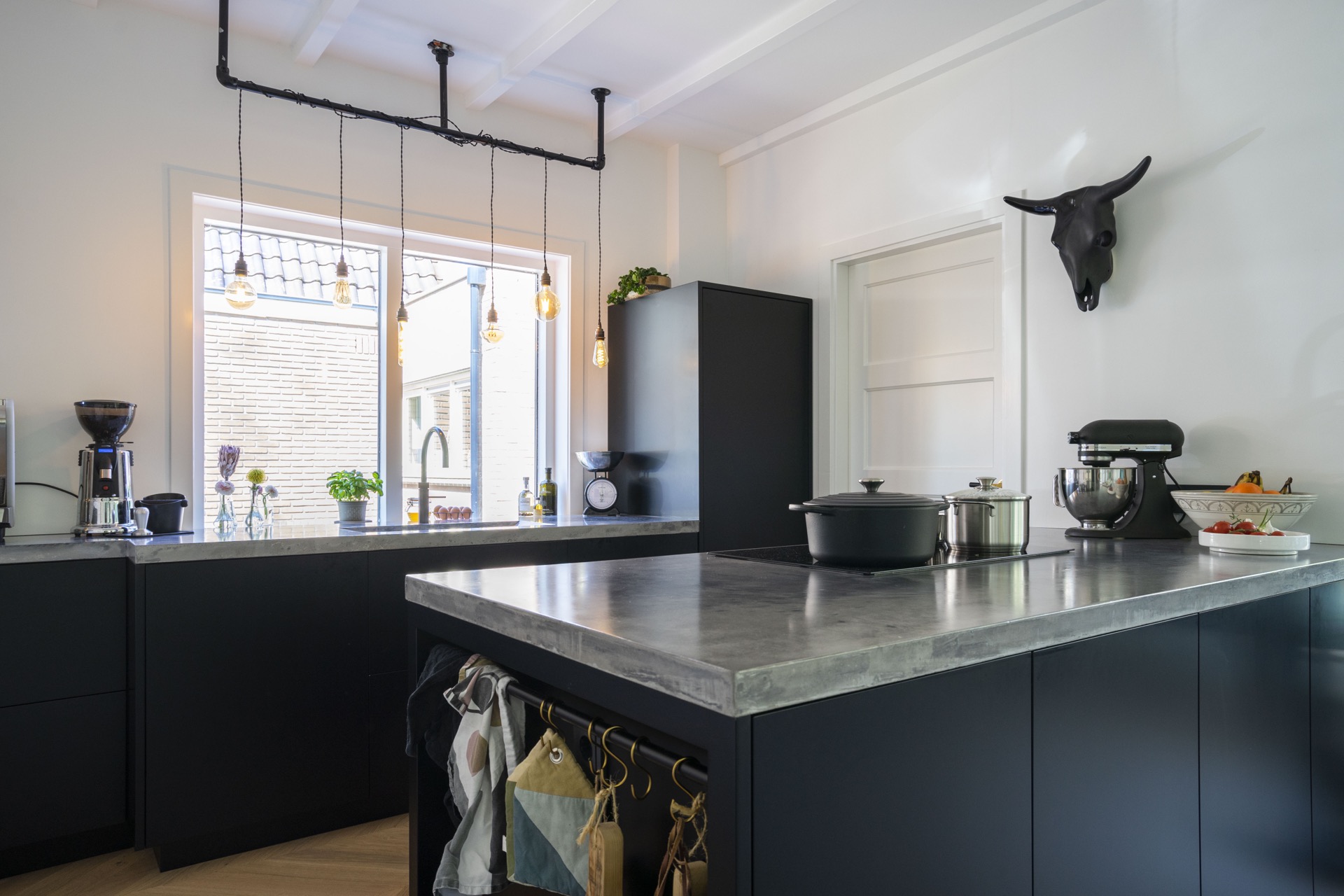 cucina su misura con isola e lavello integrato: cucina robusta con isola scura e luci sospese su binario nero, Luxury, Design, Exclusive, Modern, Custom Made, Special, Beautiful