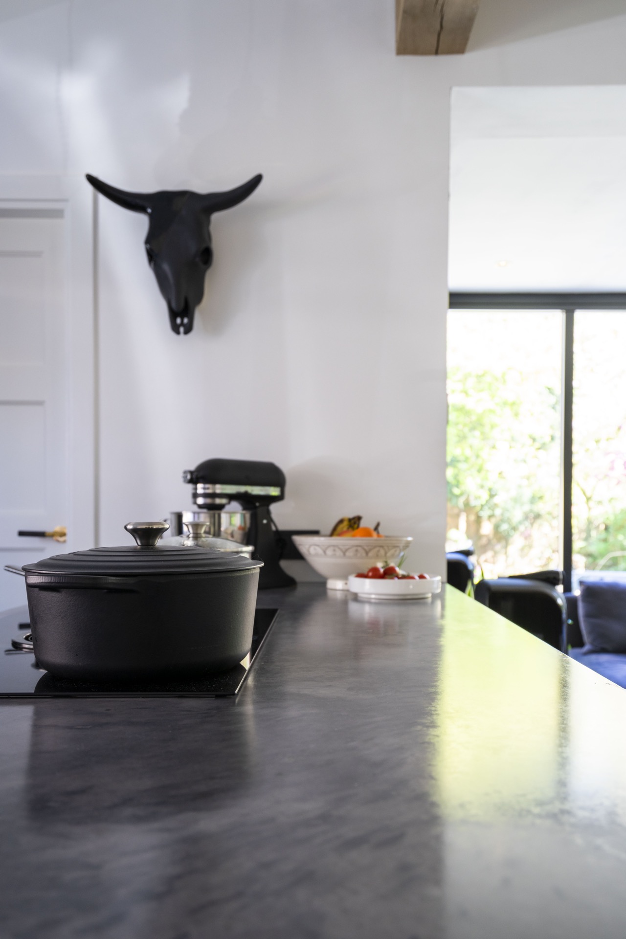 cucina su misura con isola e lavello integrato: primo piano del piano cucina con zona cottura scura e parete bianca, Luxury, Design, Exclusive, Modern, Custom Made, Special, Beautiful
