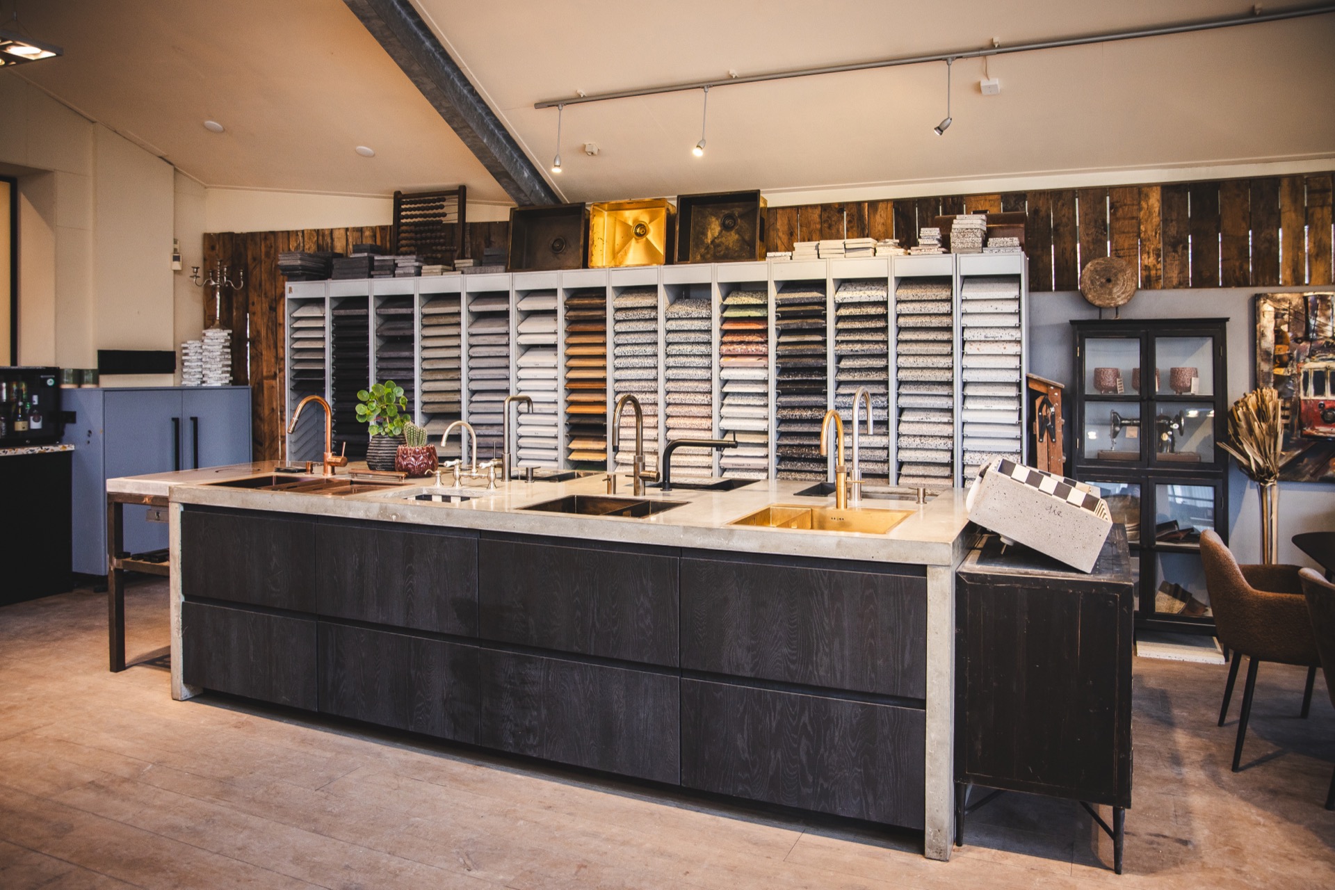 showroom de cocina y baño a medida: showroom voor maatwerk keukens en badkamers met uitgebreide materiaalstalen, Luxury, Design, Exclusive, Modern, Custom Made, Special, Beautiful