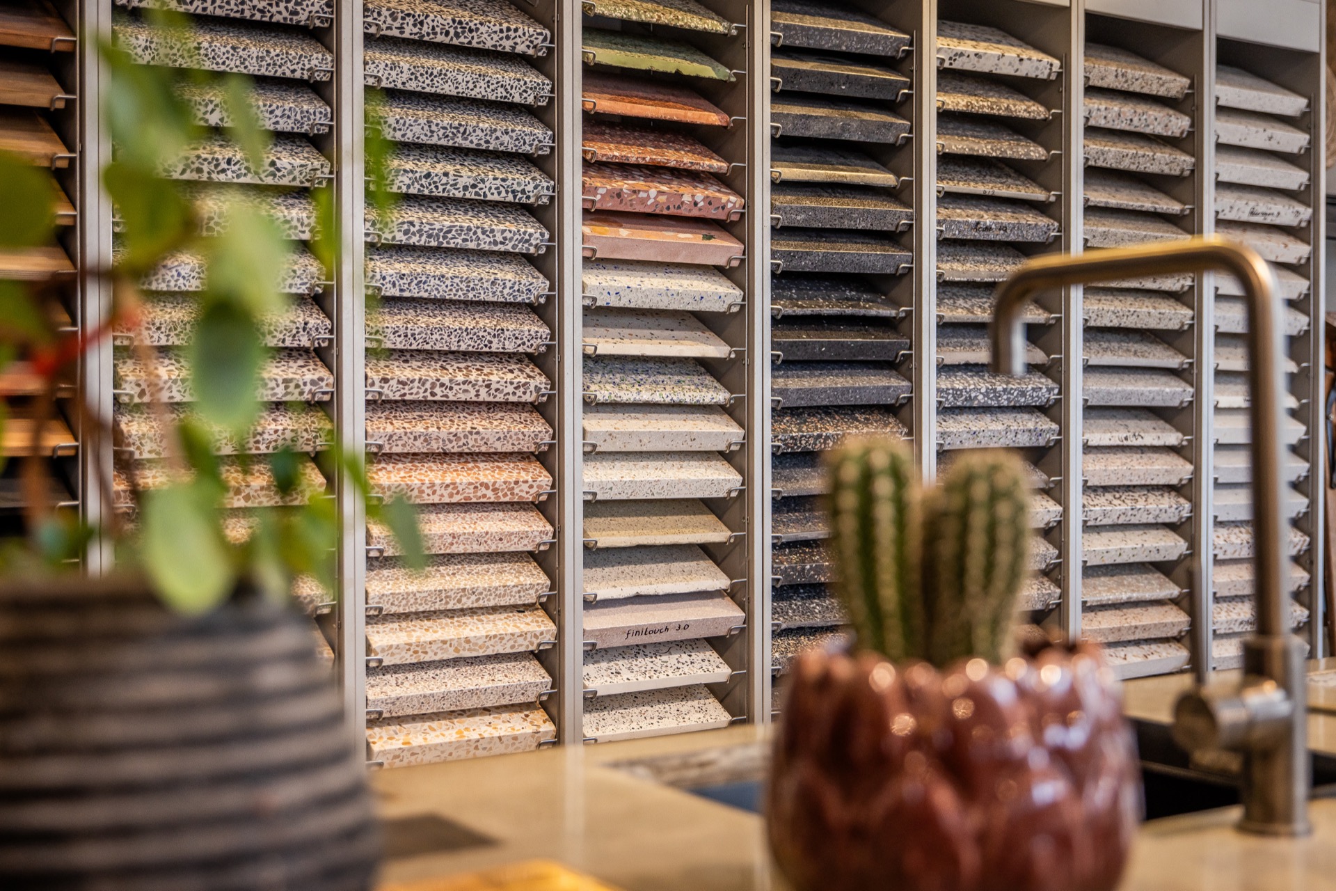 showroom de cocina y baño a medida: showroom voor maatwerk keukens en badkamers met uitgebreide materiaalstalen, Luxury, Design, Exclusive, Modern, Custom Made, Special, Beautiful