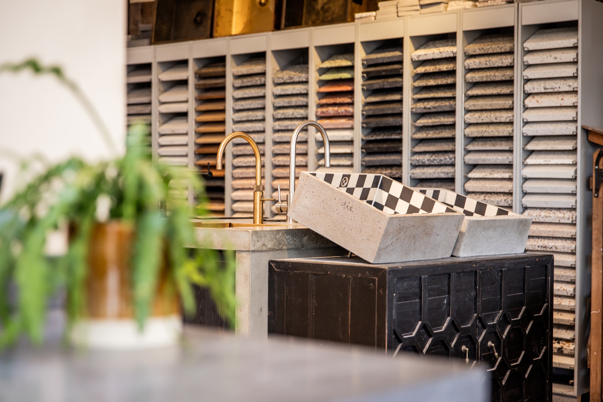 showroom de cocina y baño a medida: showroom voor maatwerk keukens en badkamers met uitgebreide materiaalstalen, Luxury, Design, Exclusive, Modern, Custom Made, Special, Beautiful