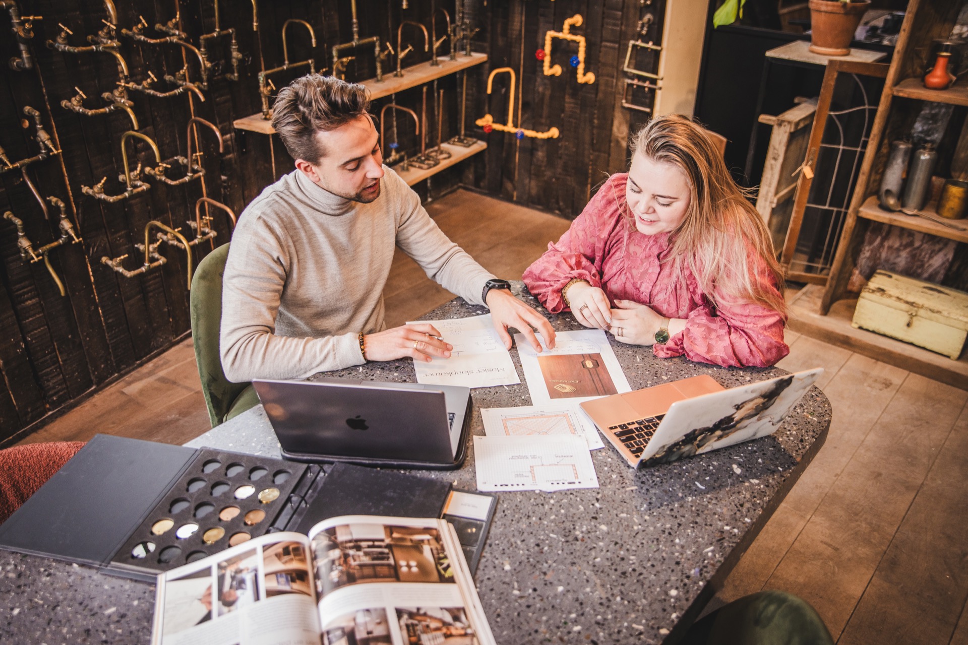 showroom de cocina y baño a medida: showroom voor maatwerk keukens en badkamers met uitgebreide materiaalstalen, Luxury, Design, Exclusive, Modern, Custom Made, Special, Beautiful