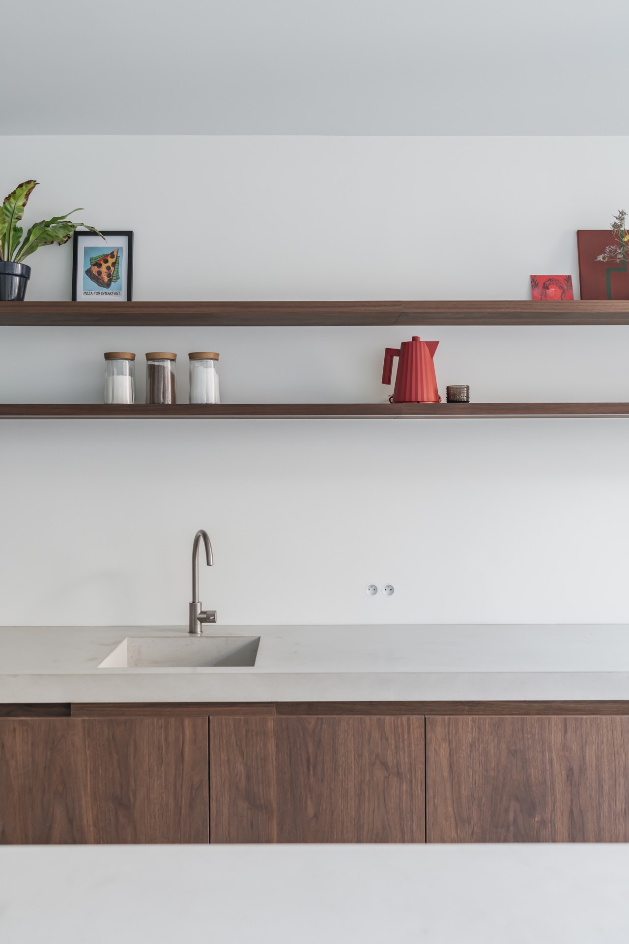 handleless walnut kitchen: handleless walnut cabinet wall with built-in oven and sleek white back panel, Luxe, Design, Exclusief, Modern, Maatwerk, Bijzondere, Mooie